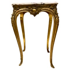 Mesa auxiliar de madera dorada estilo Luis XV con tapa de mármol blanco/crema
