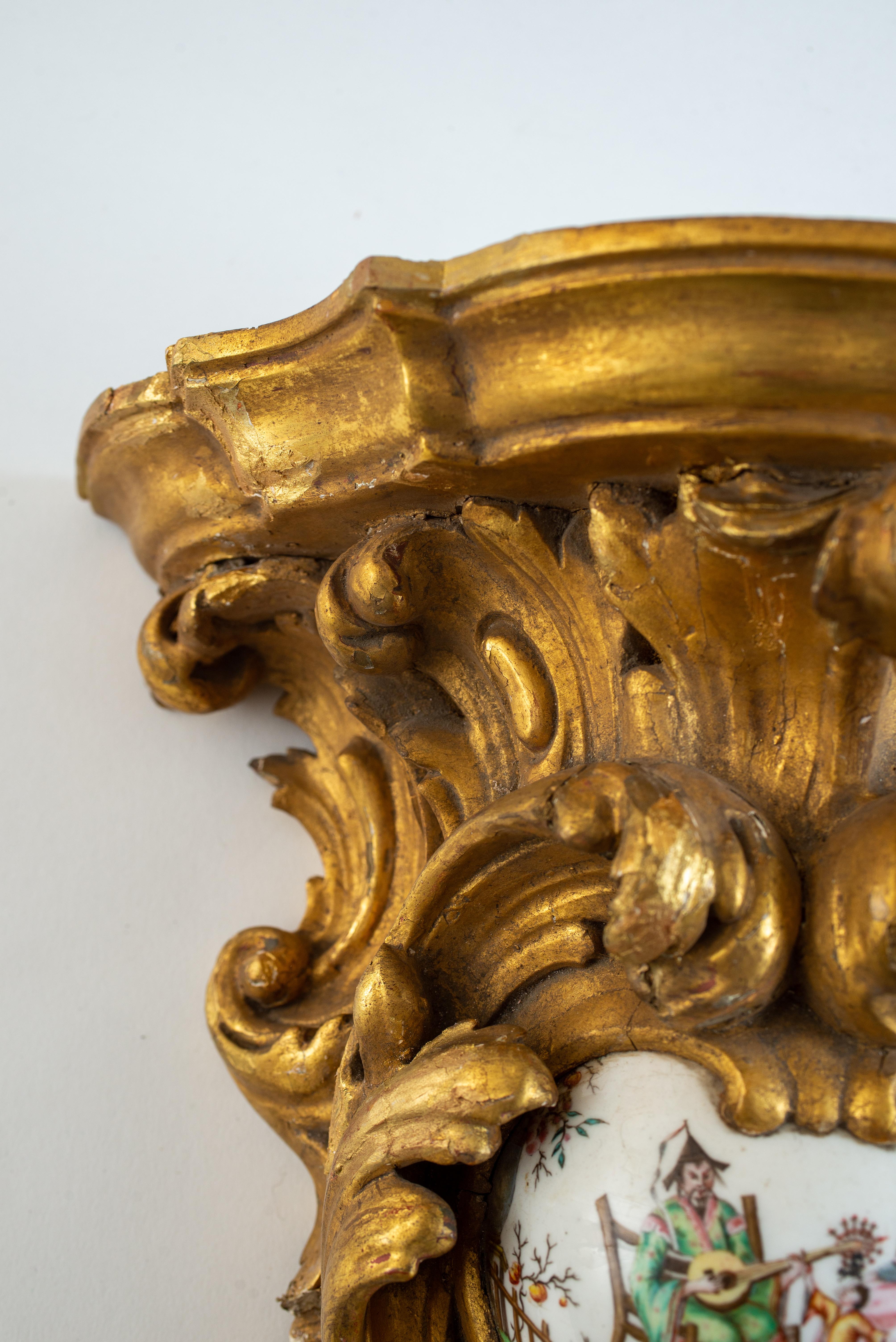 Wandhalterung aus vergoldetem Holz und Chinoiserie-Porzellan im Stil Louis XV. (Französisch) im Angebot