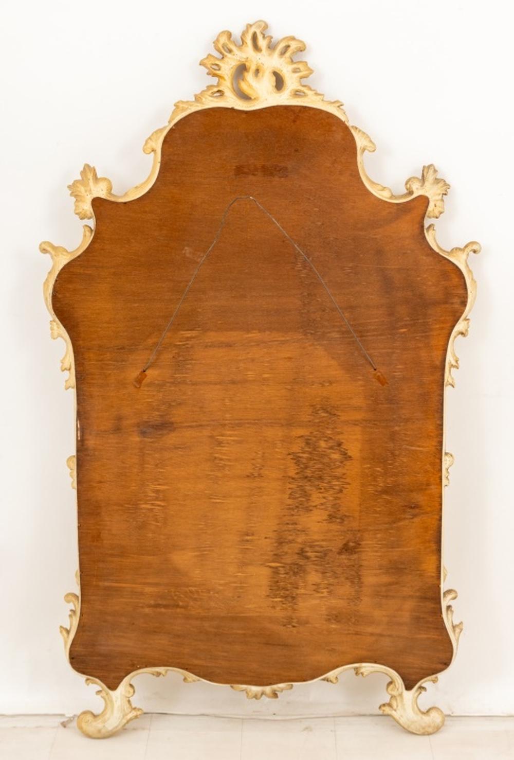 Miroir de style Louis XV peint en bois doré et crème Bon état - En vente à Astoria, NY