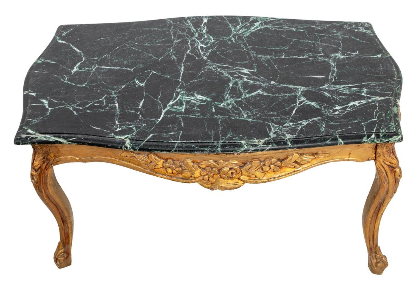 Table basse en bois doré et marbre de style Louis XV, 20ème siècle, plateau en marbre vert mouluré en forme de serpentine au-dessus d'une base conforme sur des pieds en cabriole. 18