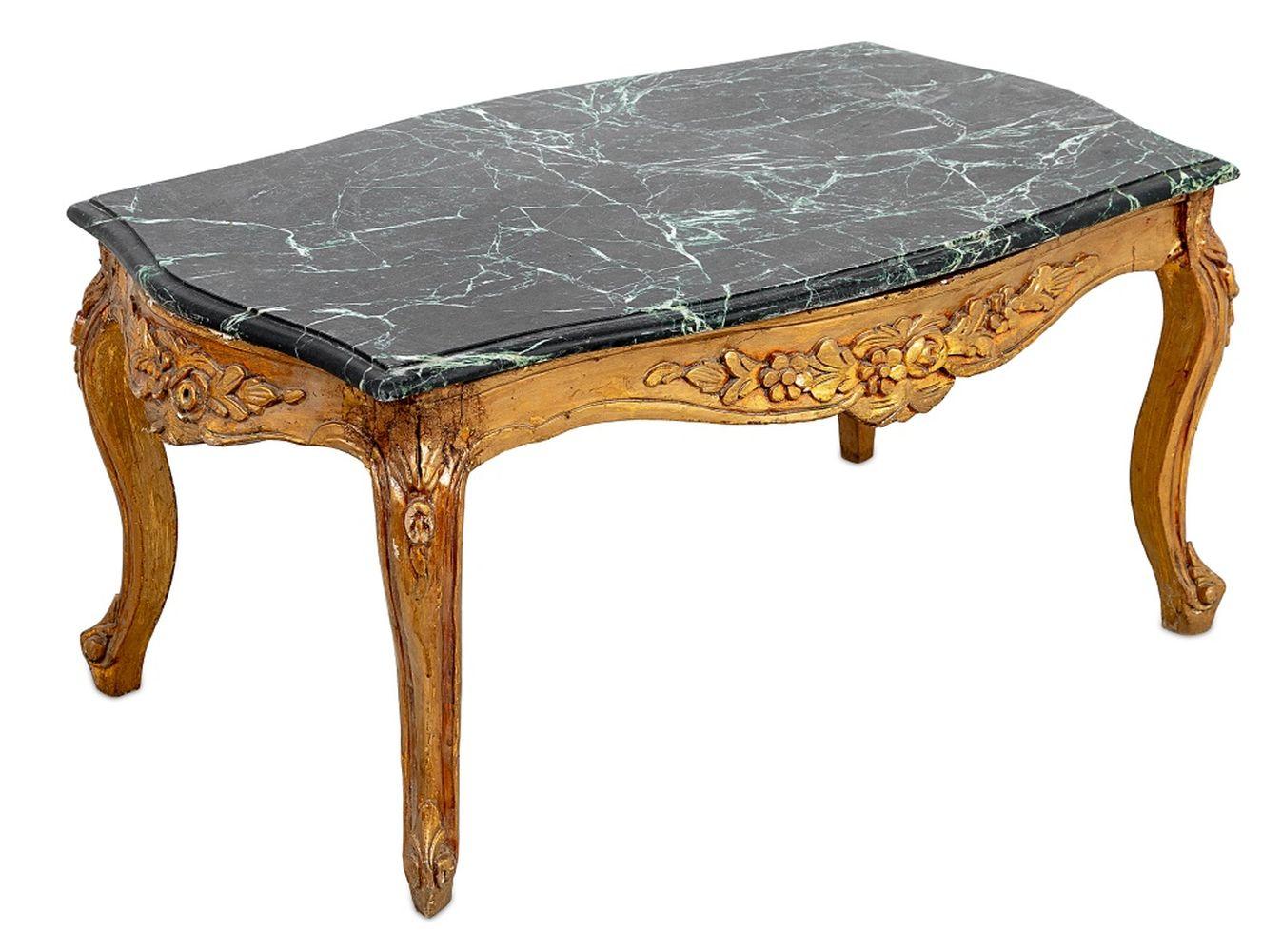 Table basse en bois doré et marbre de style Louis XV Bon état - En vente à Astoria, NY