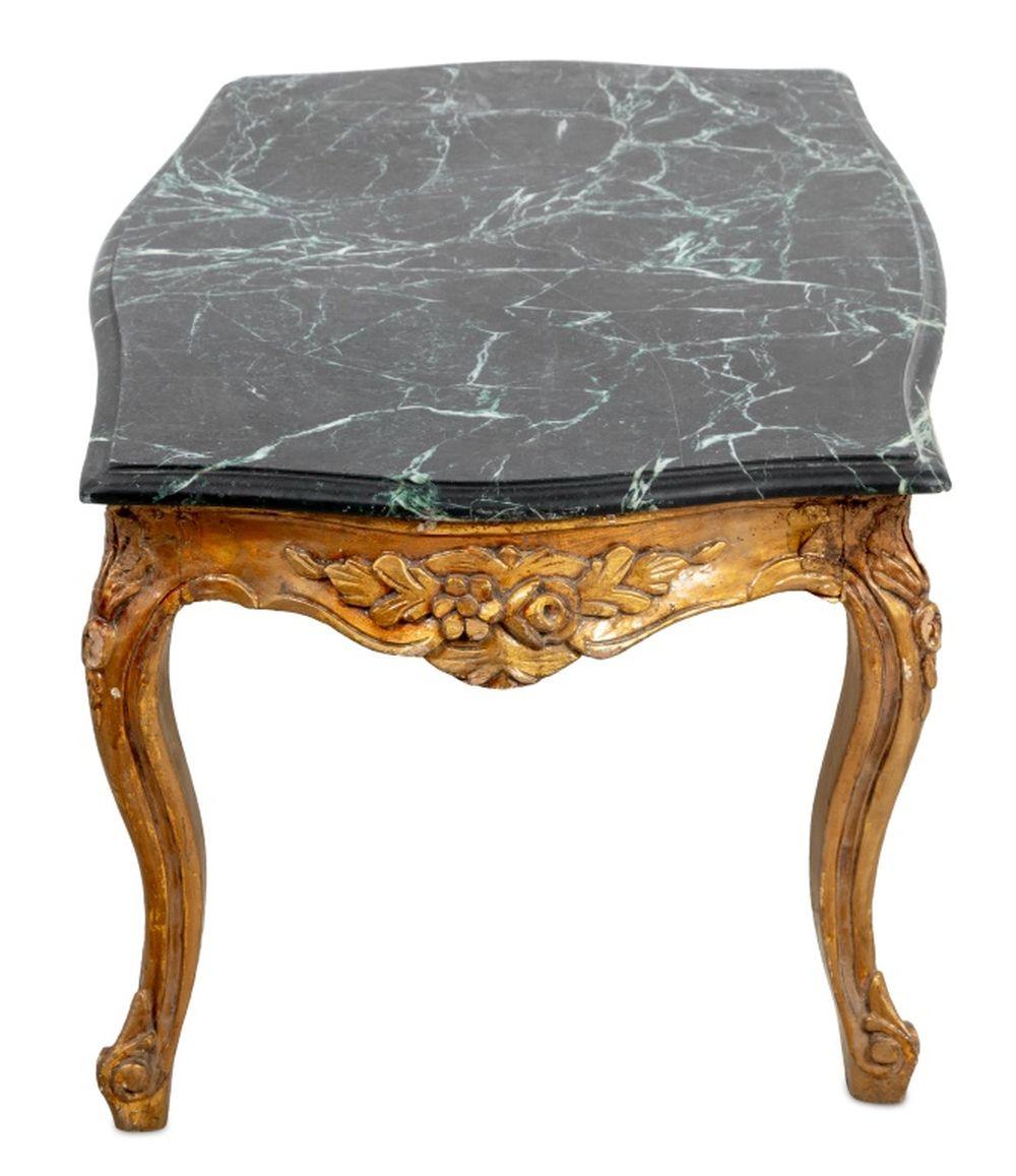 20ième siècle Table basse en bois doré et marbre de style Louis XV en vente