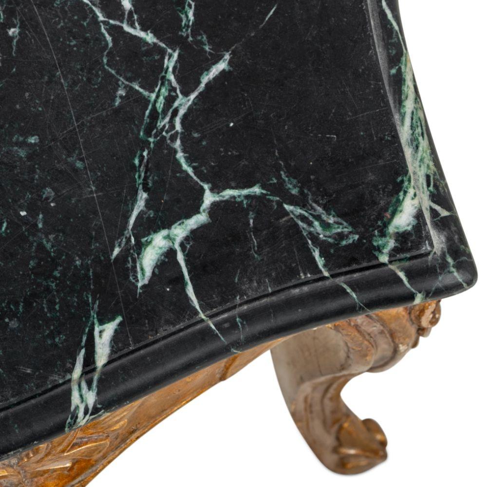 Marbre Table basse en bois doré et marbre de style Louis XV en vente
