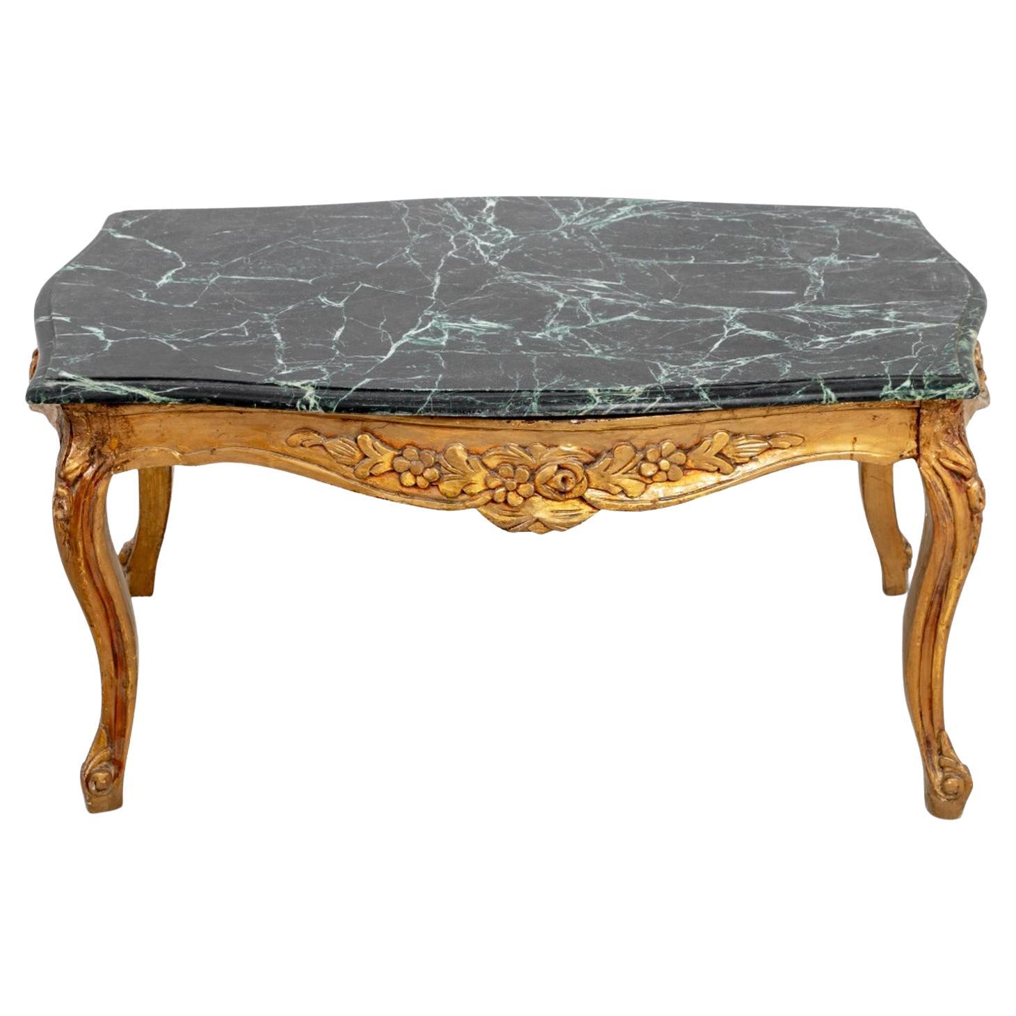 Table basse en bois doré et marbre de style Louis XV en vente