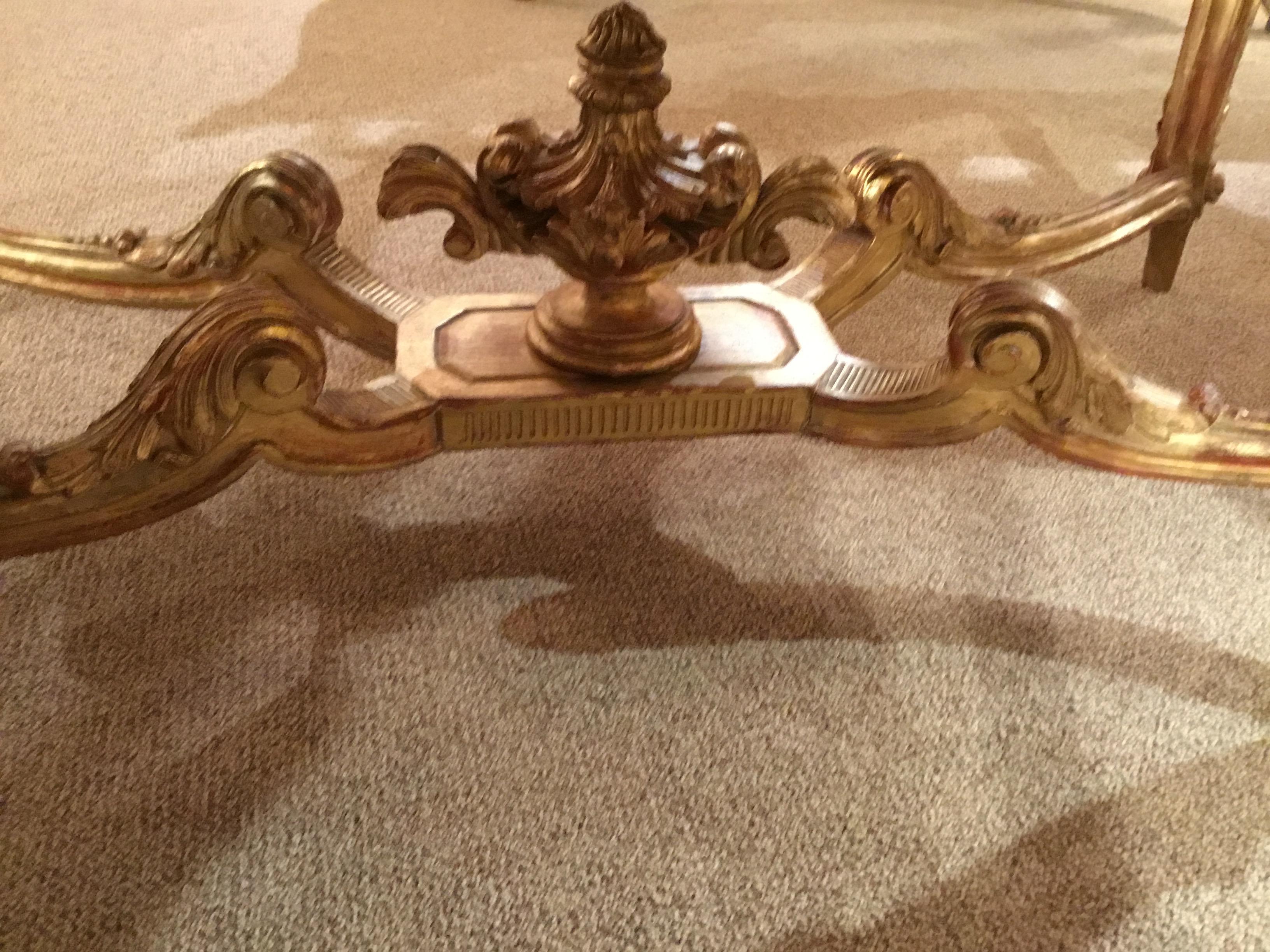 Louis XV Style Giltwood and white Marble-Top Center Table with Foliate Garlands In Excellent Condition For Sale In Houston, TX