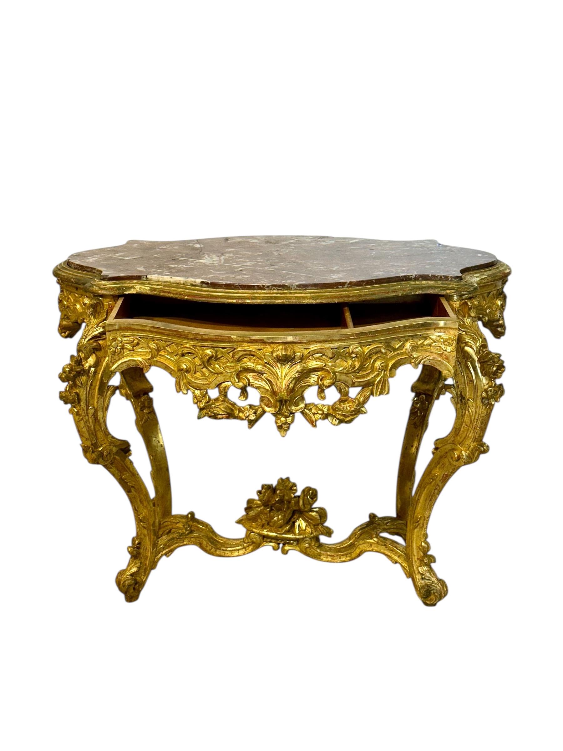 Mesa central de madera dorada estilo Luis XV con tapa de mármol breccia, S. XIX en venta 4