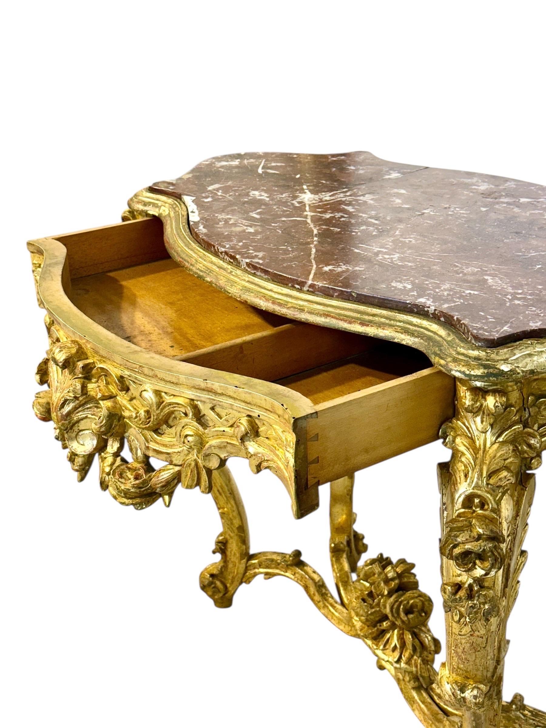 Mesa central de madera dorada estilo Luis XV con tapa de mármol breccia, S. XIX en venta 5