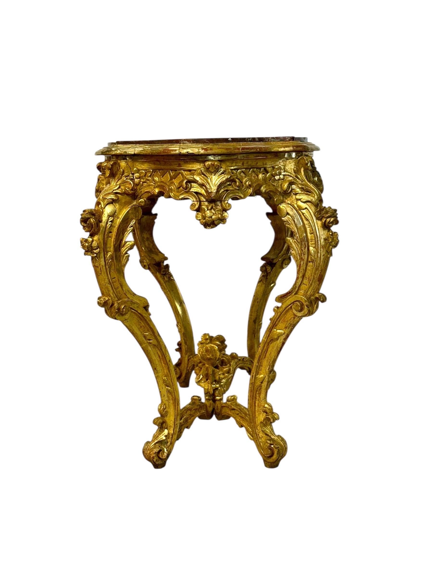 Mesa central de madera dorada estilo Luis XV con tapa de mármol breccia, S. XIX en venta 6