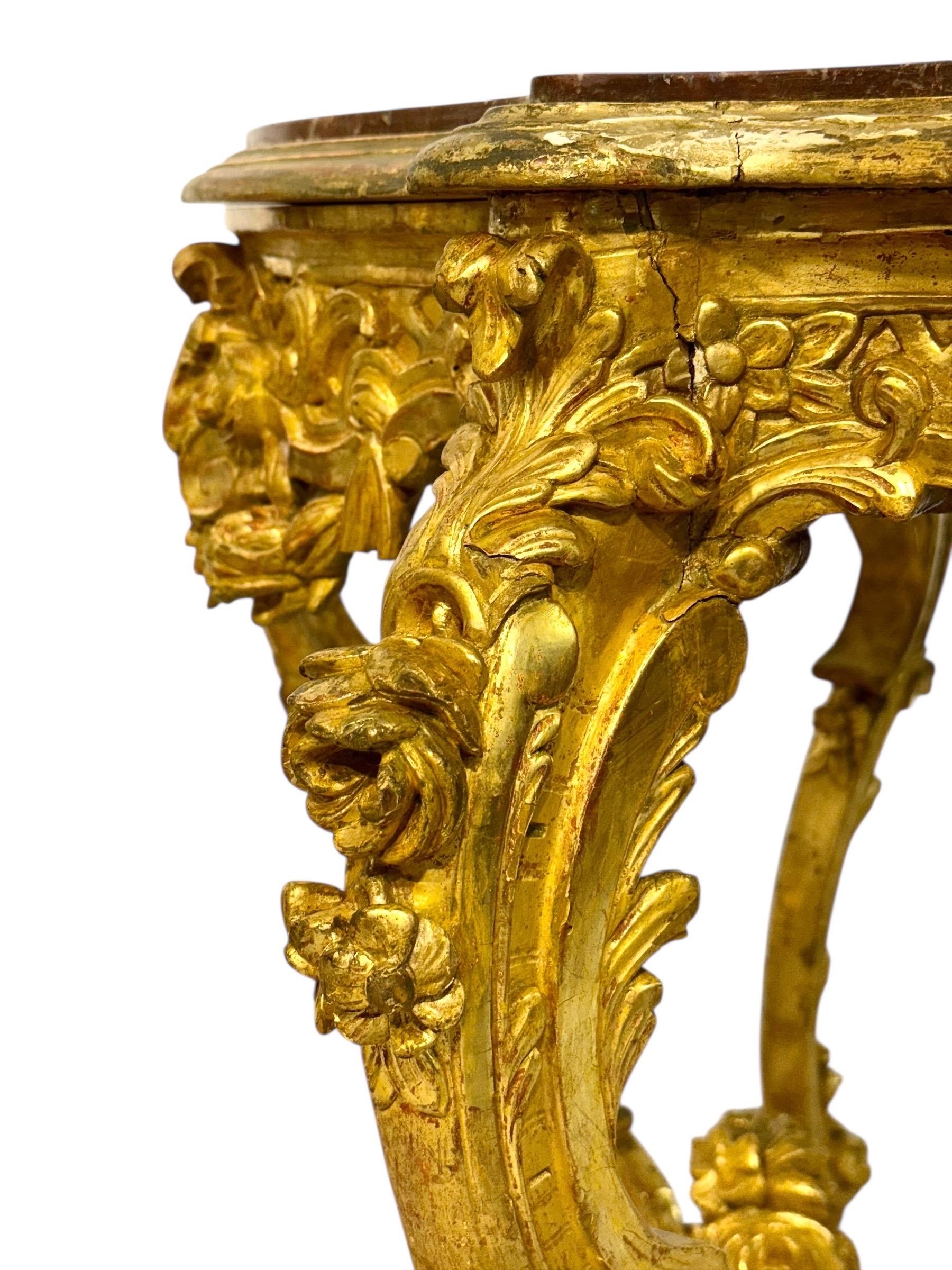 Mesa central de madera dorada estilo Luis XV con tapa de mármol breccia, S. XIX en venta 7