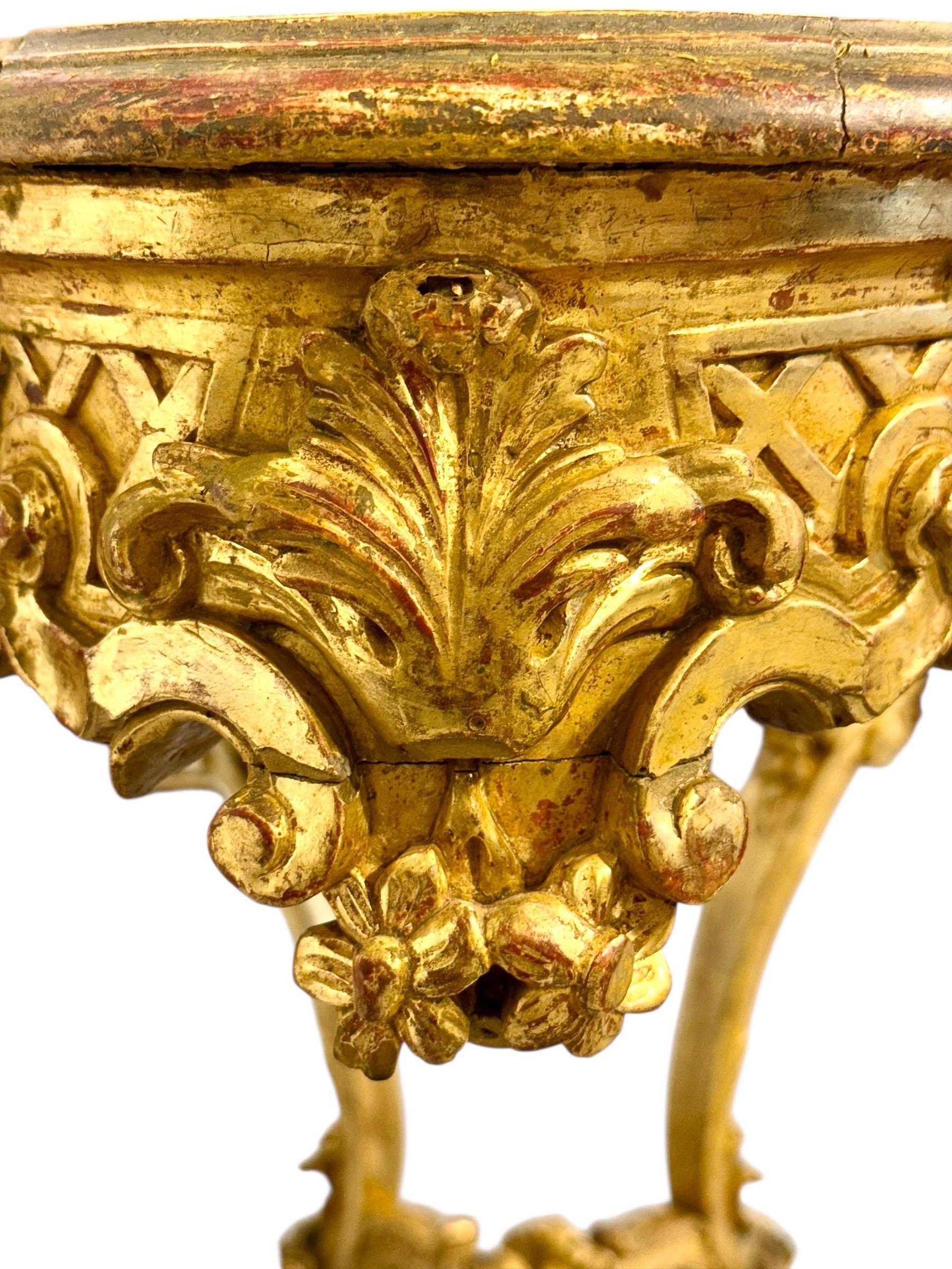 Mesa central de madera dorada estilo Luis XV con tapa de mármol breccia, S. XIX en venta 8