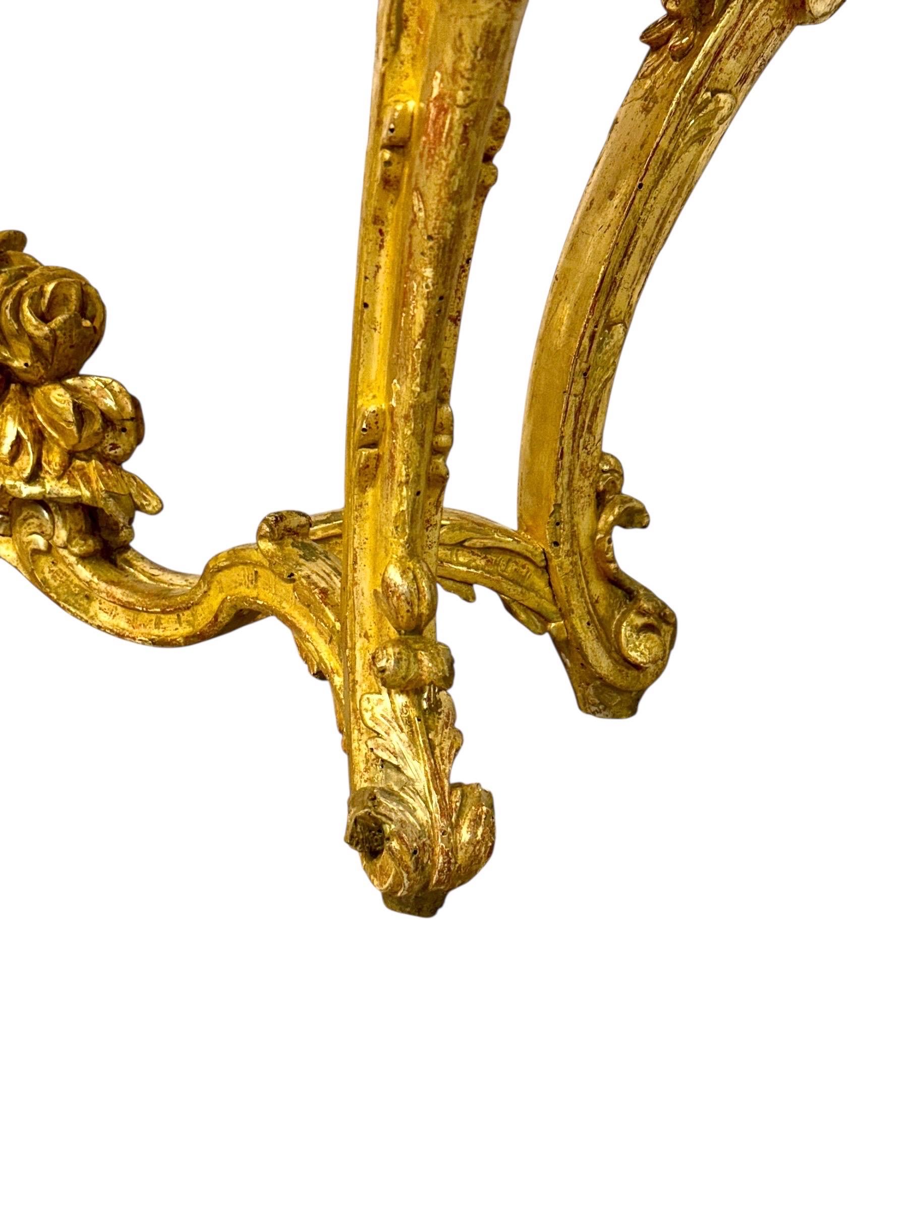 Mesa central de madera dorada estilo Luis XV con tapa de mármol breccia, S. XIX en venta 9