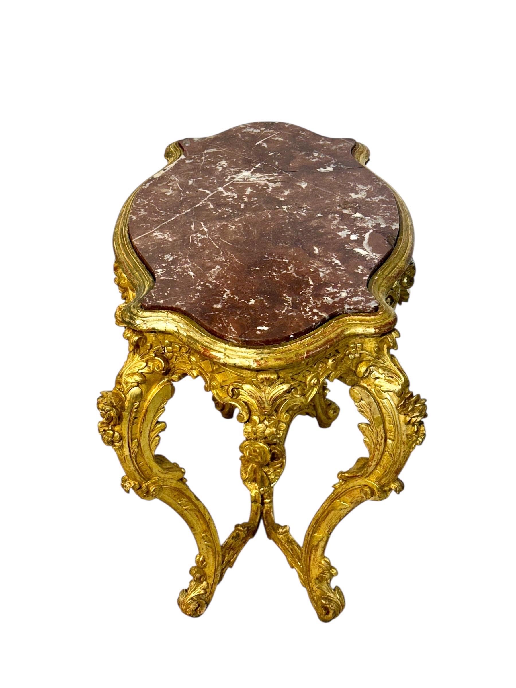 Mesa central de madera dorada estilo Luis XV con tapa de mármol breccia, S. XIX en venta 10