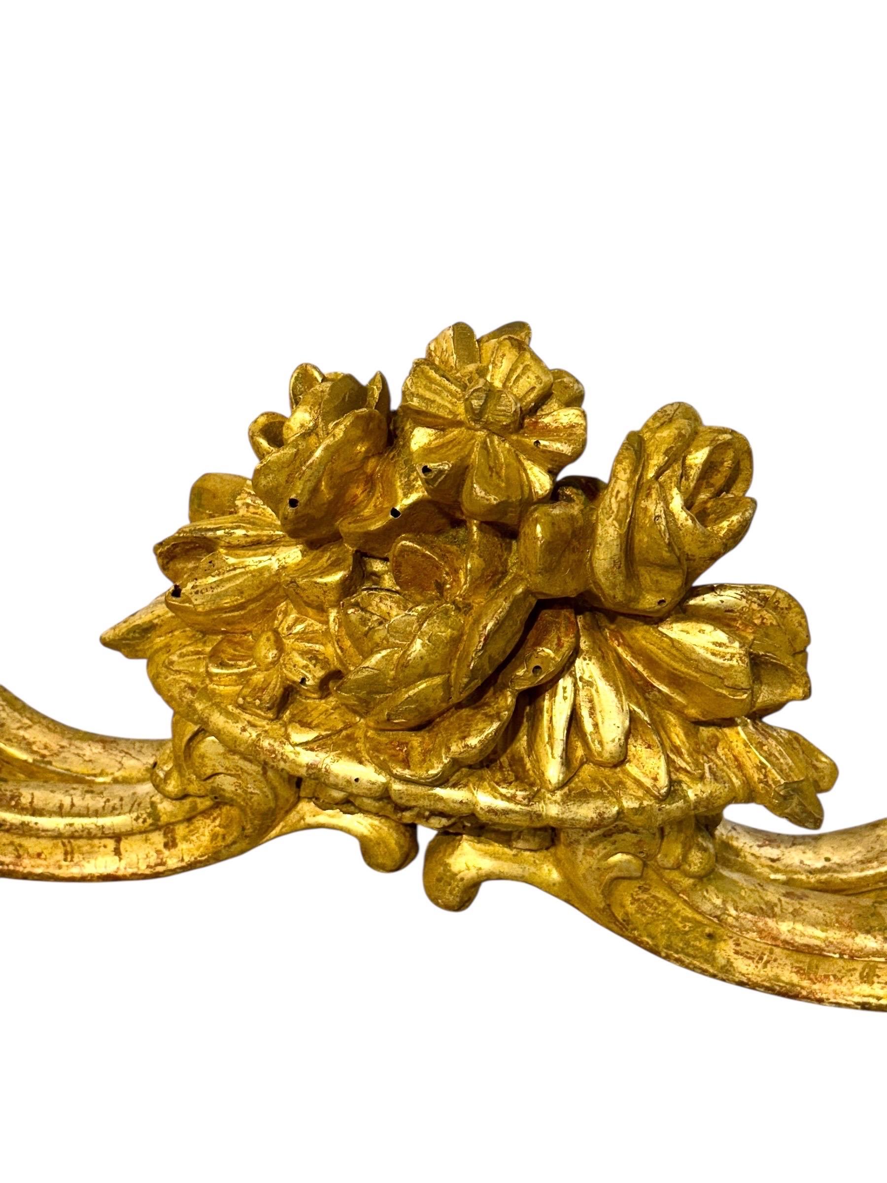 Mesa central de madera dorada estilo Luis XV con tapa de mármol breccia, S. XIX en venta 11