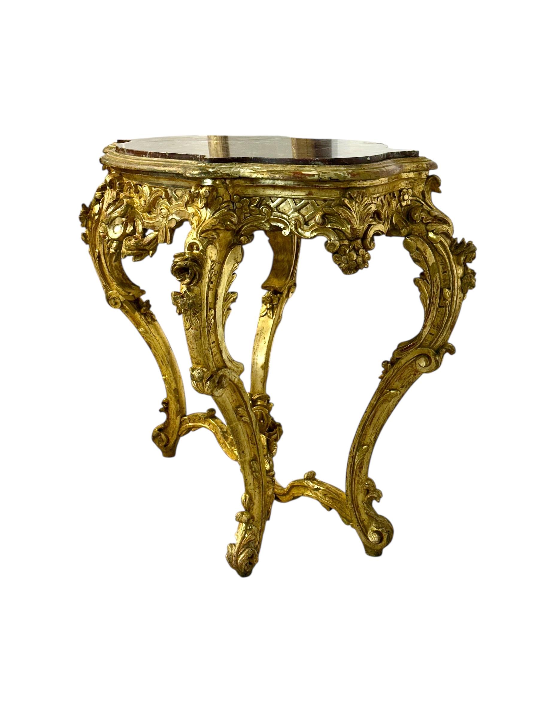 Mesa central de madera dorada estilo Luis XV con tapa de mármol breccia, S. XIX Tallado a mano en venta