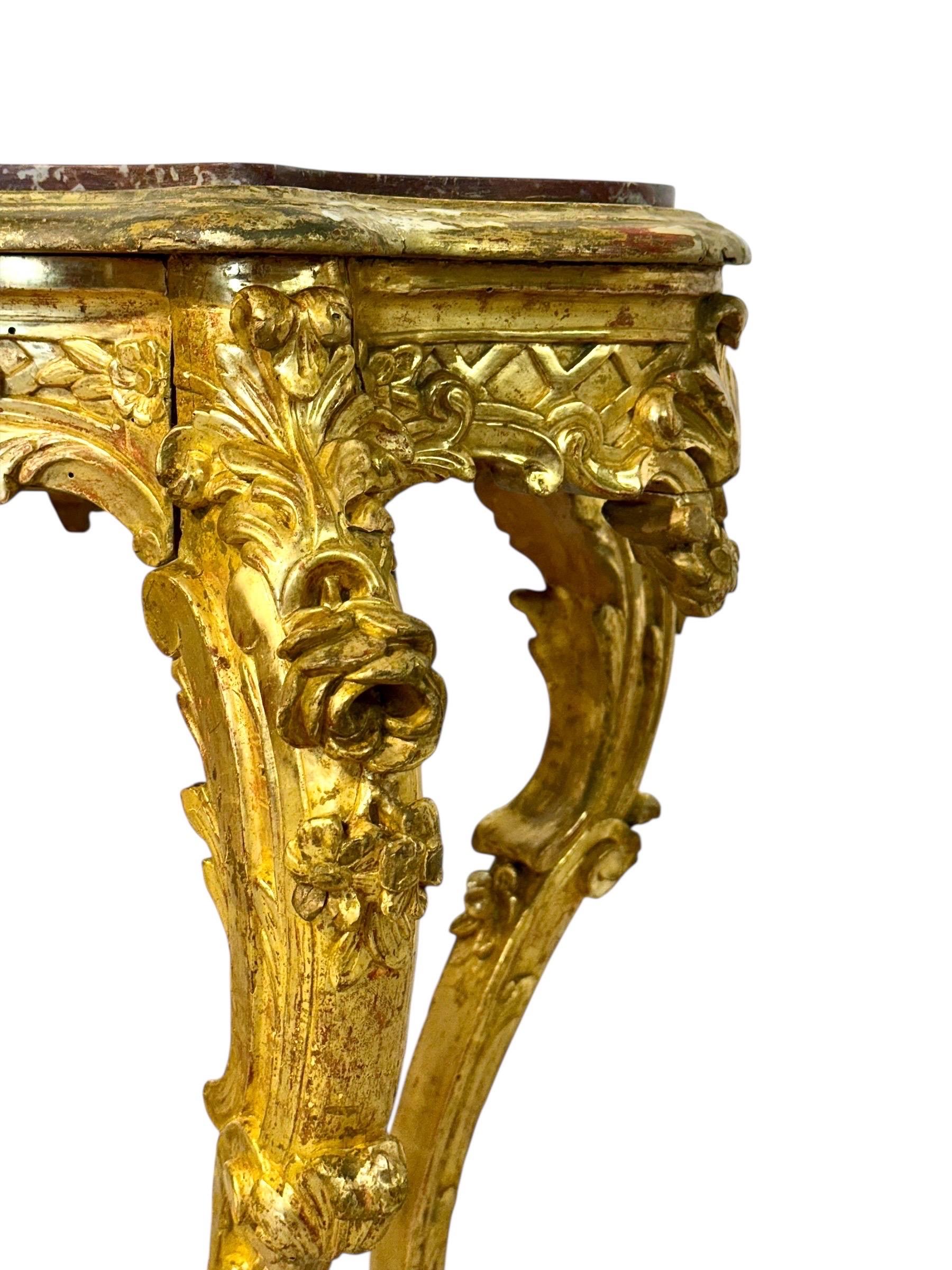 Mesa central de madera dorada estilo Luis XV con tapa de mármol breccia, S. XIX en Bueno estado para la venta en LA CIOTAT, FR