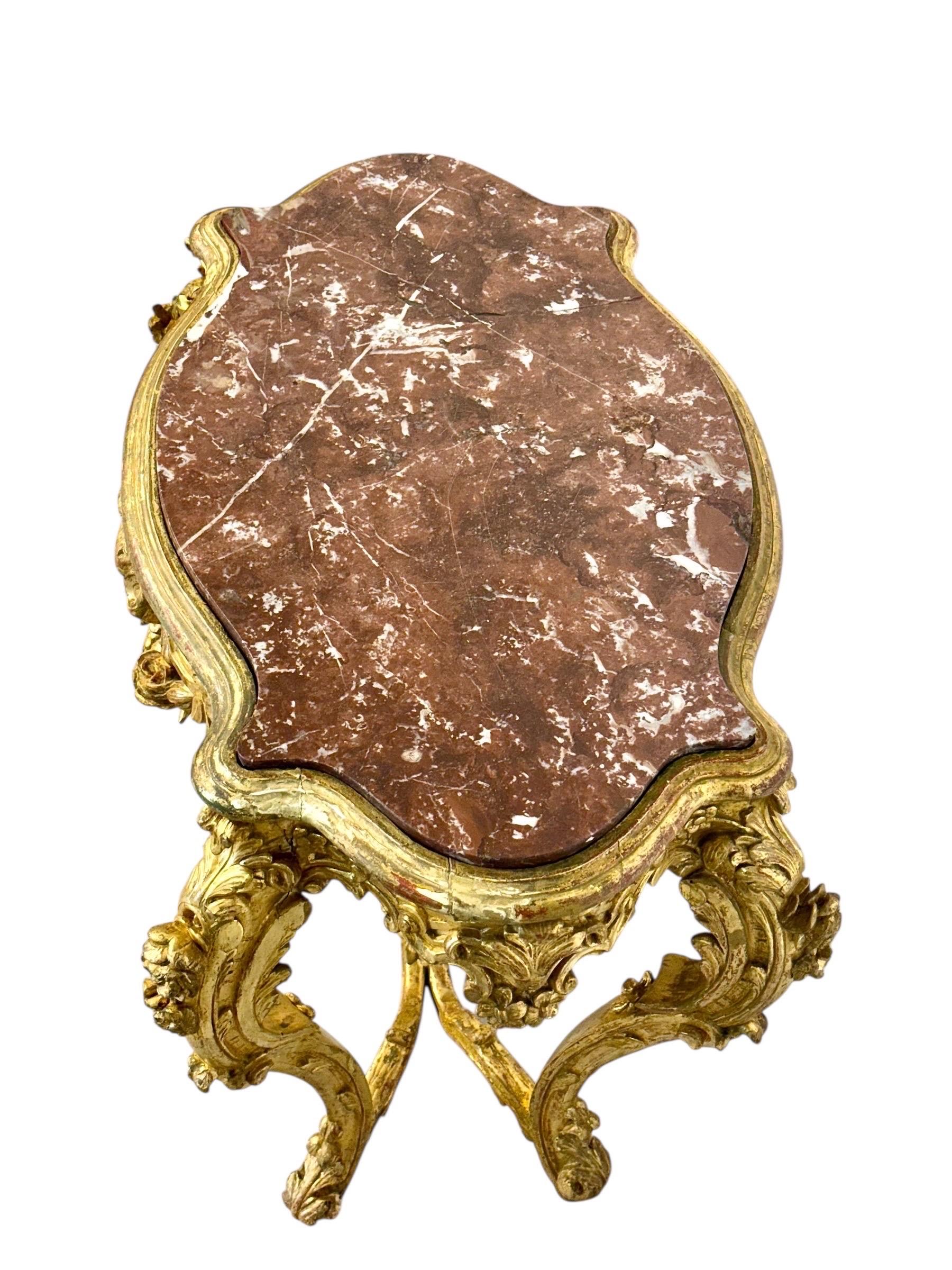 Mesa central de madera dorada estilo Luis XV con tapa de mármol breccia, S. XIX siglo XIX en venta