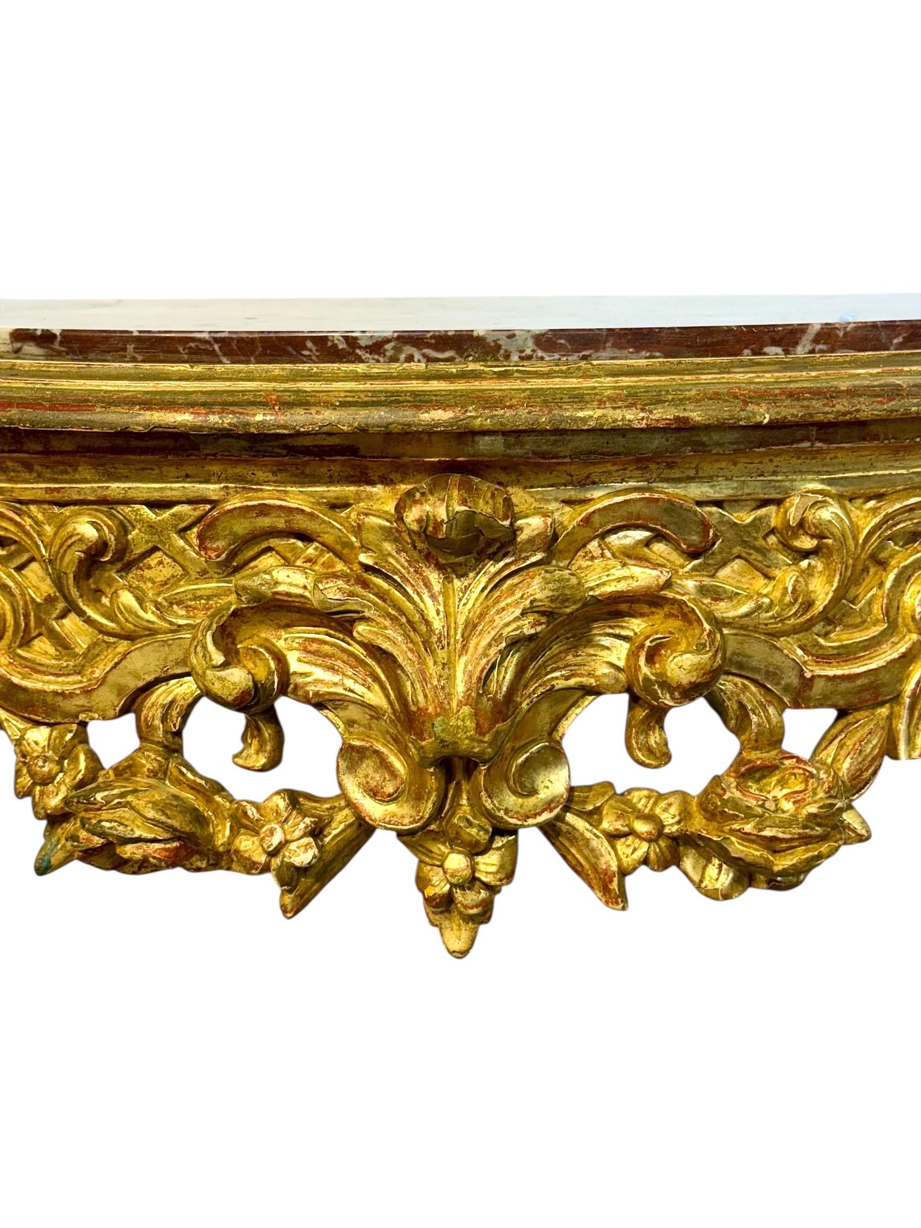 Mesa central de madera dorada estilo Luis XV con tapa de mármol breccia, S. XIX Mármol de brecha en venta