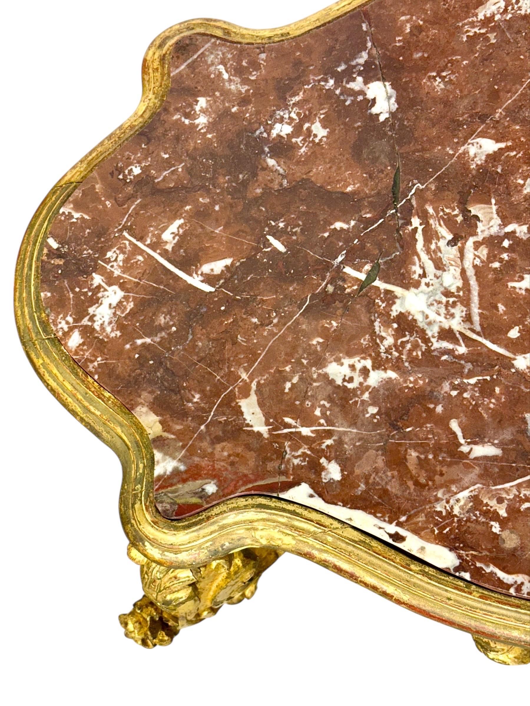 Mesa central de madera dorada estilo Luis XV con tapa de mármol breccia, S. XIX en venta 1