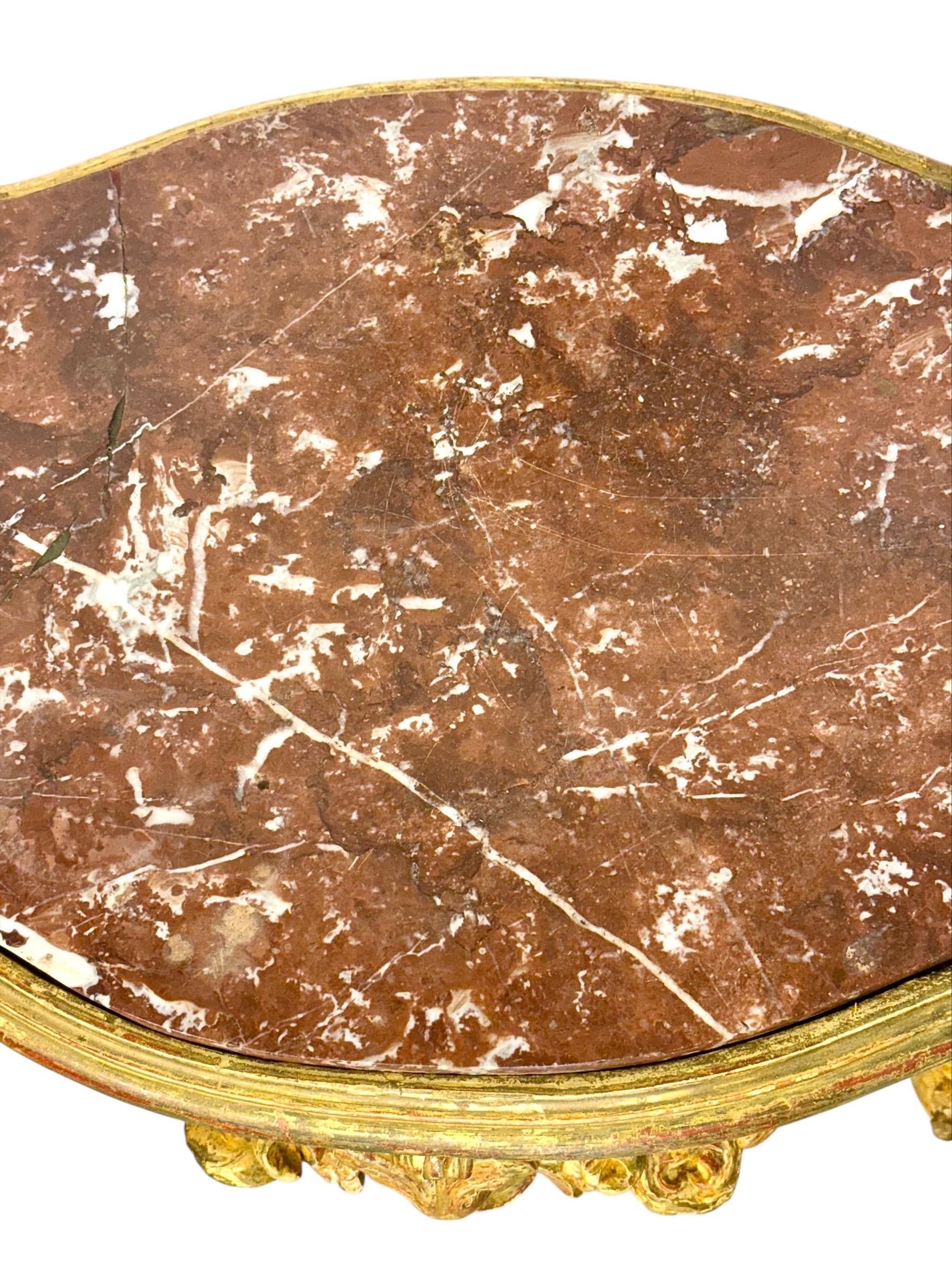 Mesa central de madera dorada estilo Luis XV con tapa de mármol breccia, S. XIX en venta 2