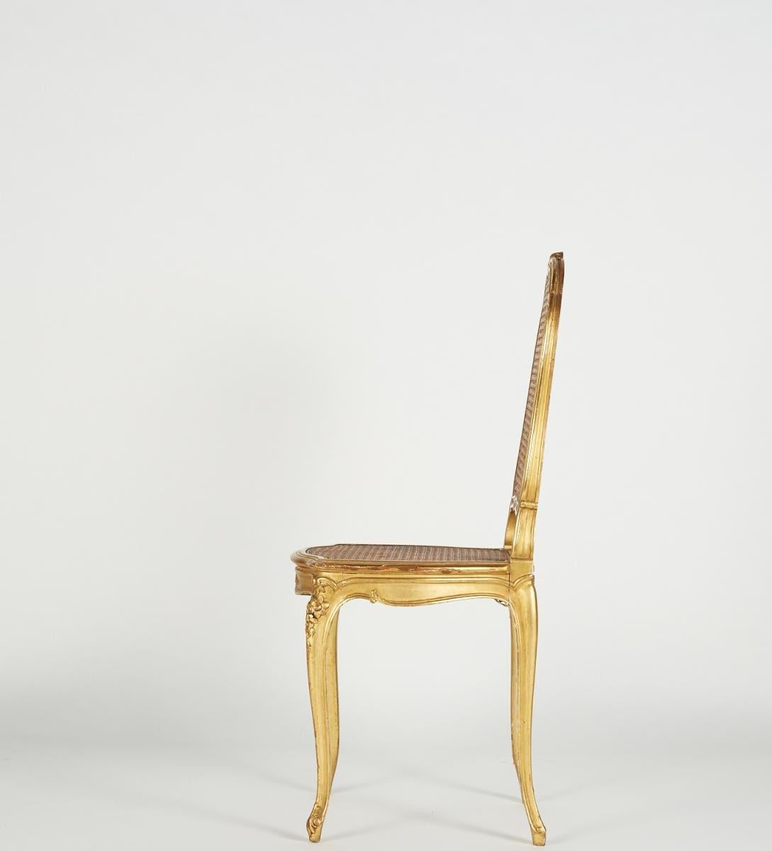 Chaise en bois doré de style Louis XV, 19e siècle.

Chaise de style Louis XV en bois sculpté et doré, assise et dossier cannés, fin du XIXe siècle, manque de dorure pouvant être restauré sur demande.

Dimensions : h : 96cm, l : 42cm, p : 44cm