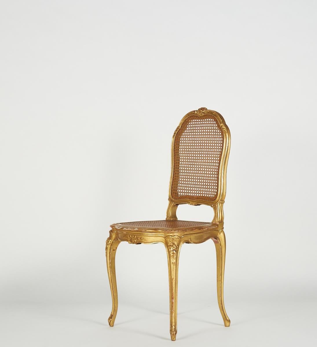 Français Chaise en bois doré de style Louis XV, 19e siècle. en vente