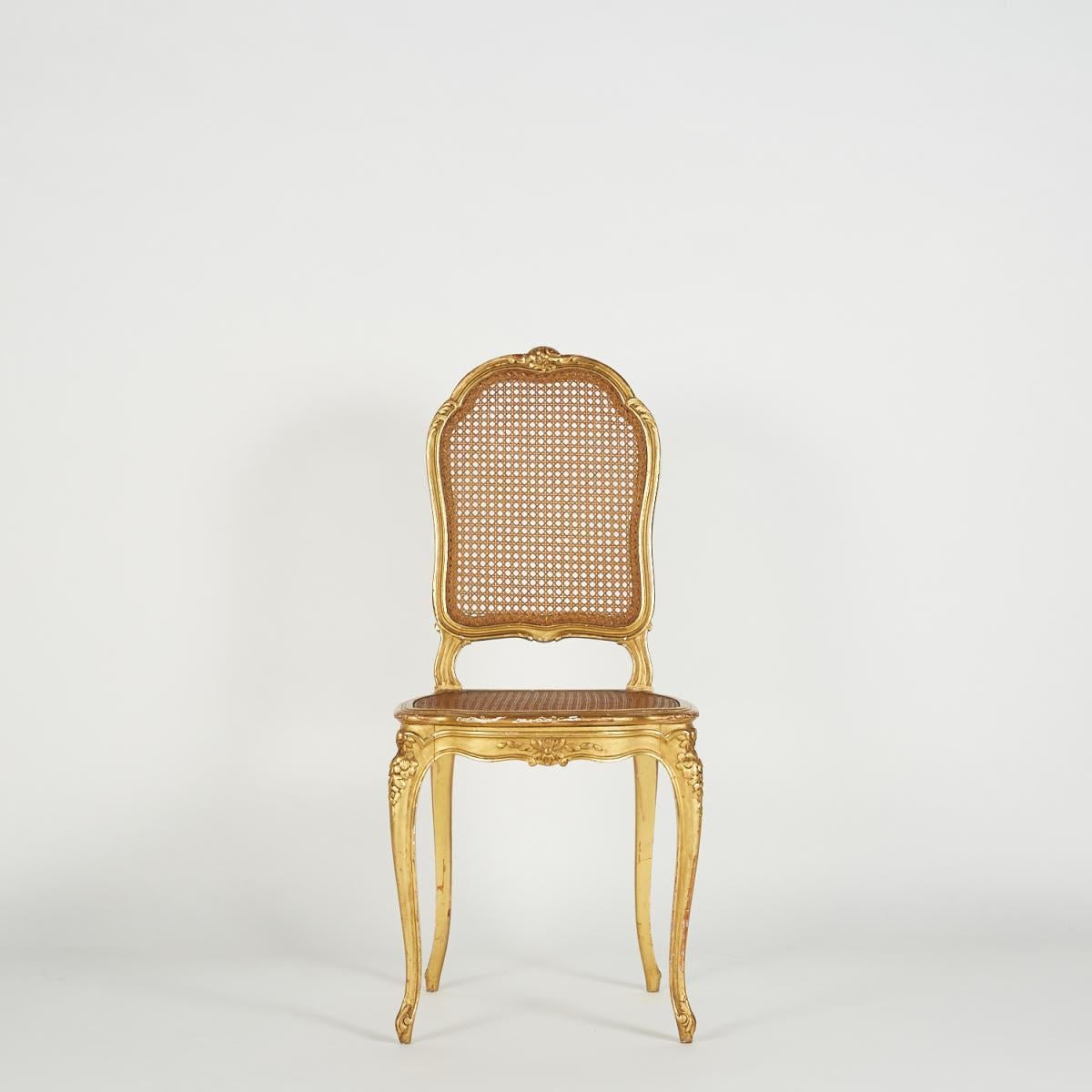 Doré Chaise en bois doré de style Louis XV, 19e siècle. en vente
