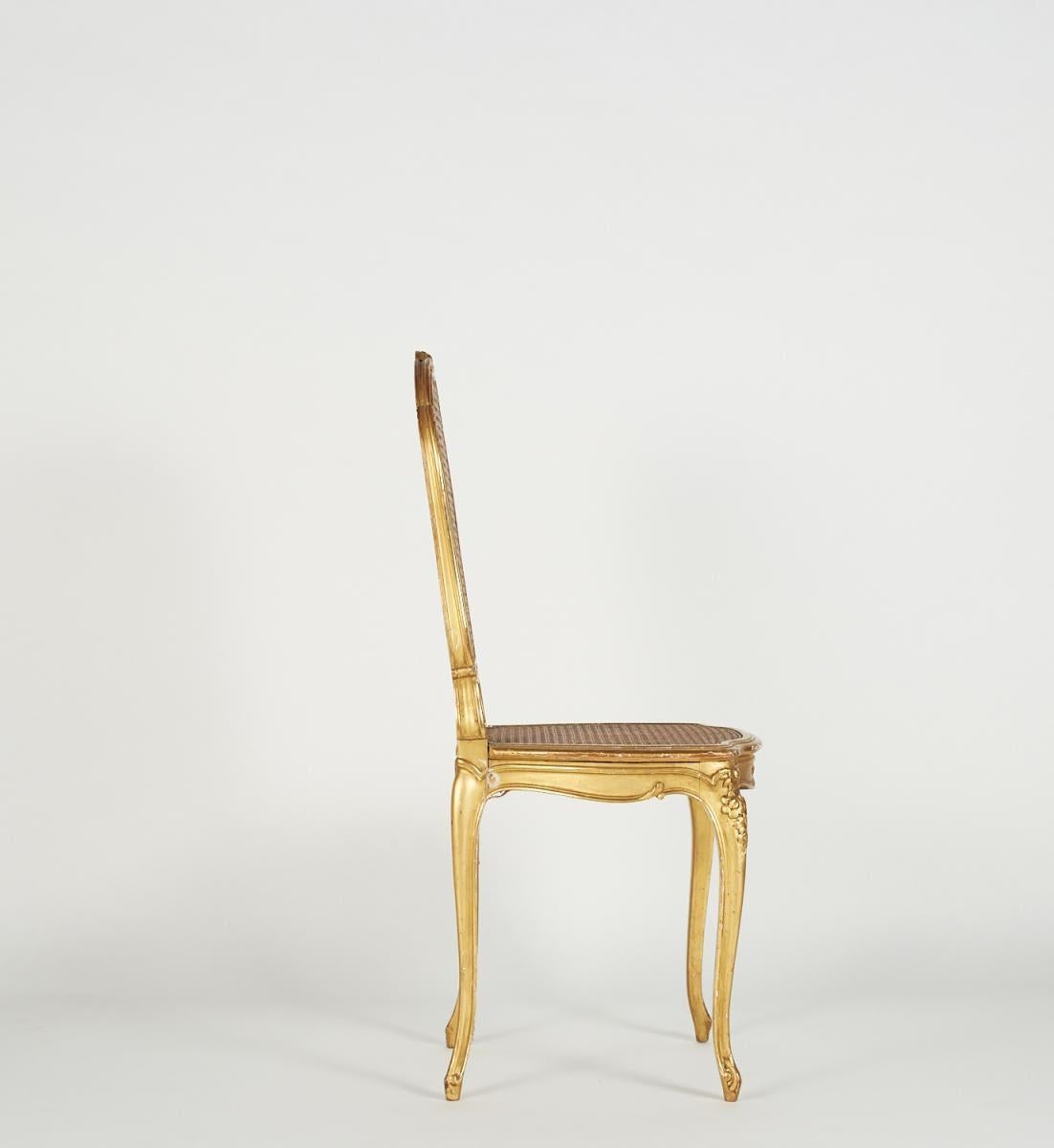 Bois Chaise en bois doré de style Louis XV, 19e siècle. en vente