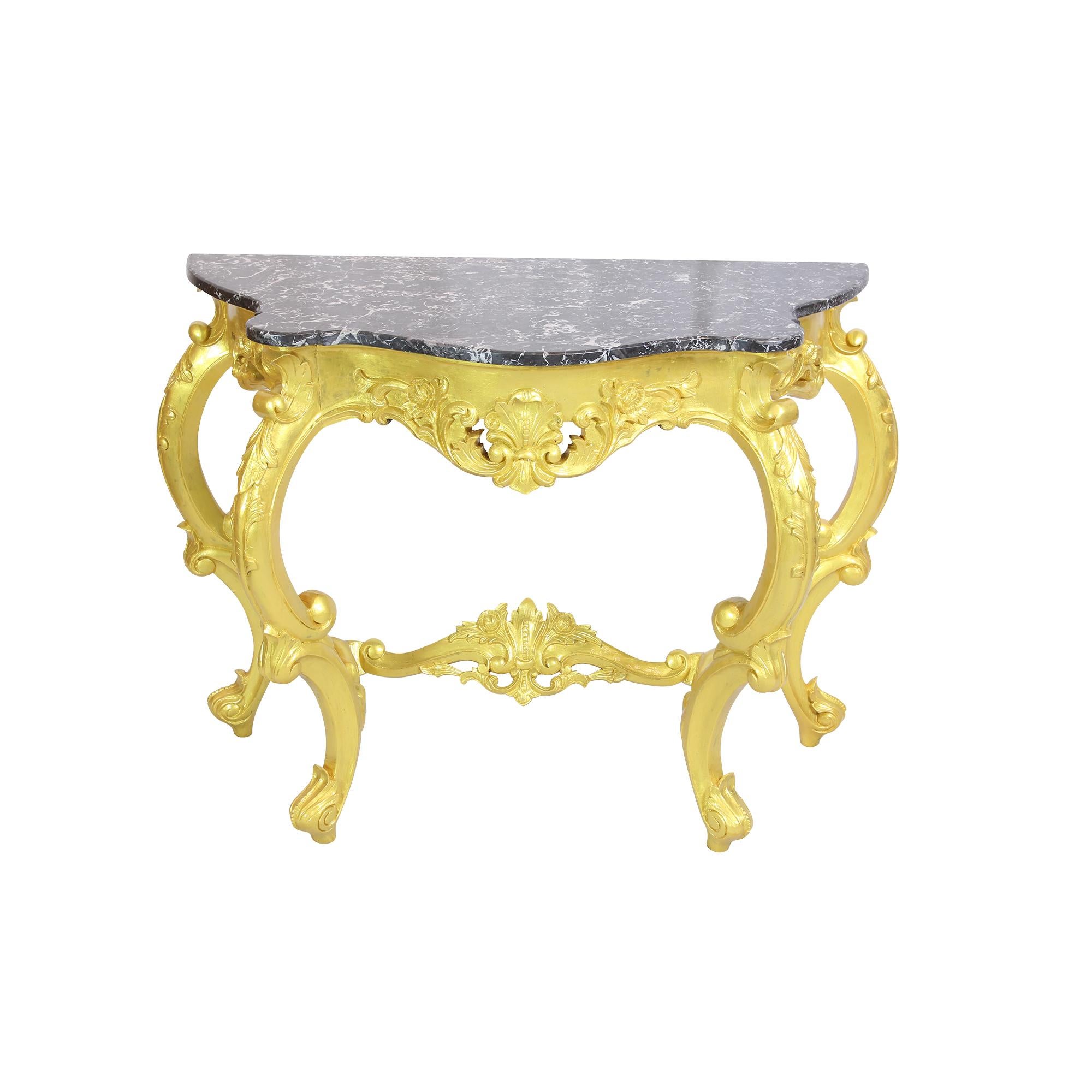 Die Konsole im Louis-XV-Stil aus dem 18. Jahrhundert, die um 1900 gebaut wurde, ist aus Buchenholz mit vielen Schnitzereien gefertigt und goldfarben bemalt. Die Konsole hat eine Marmorplatte und ein sehr schönes Aussehen. 