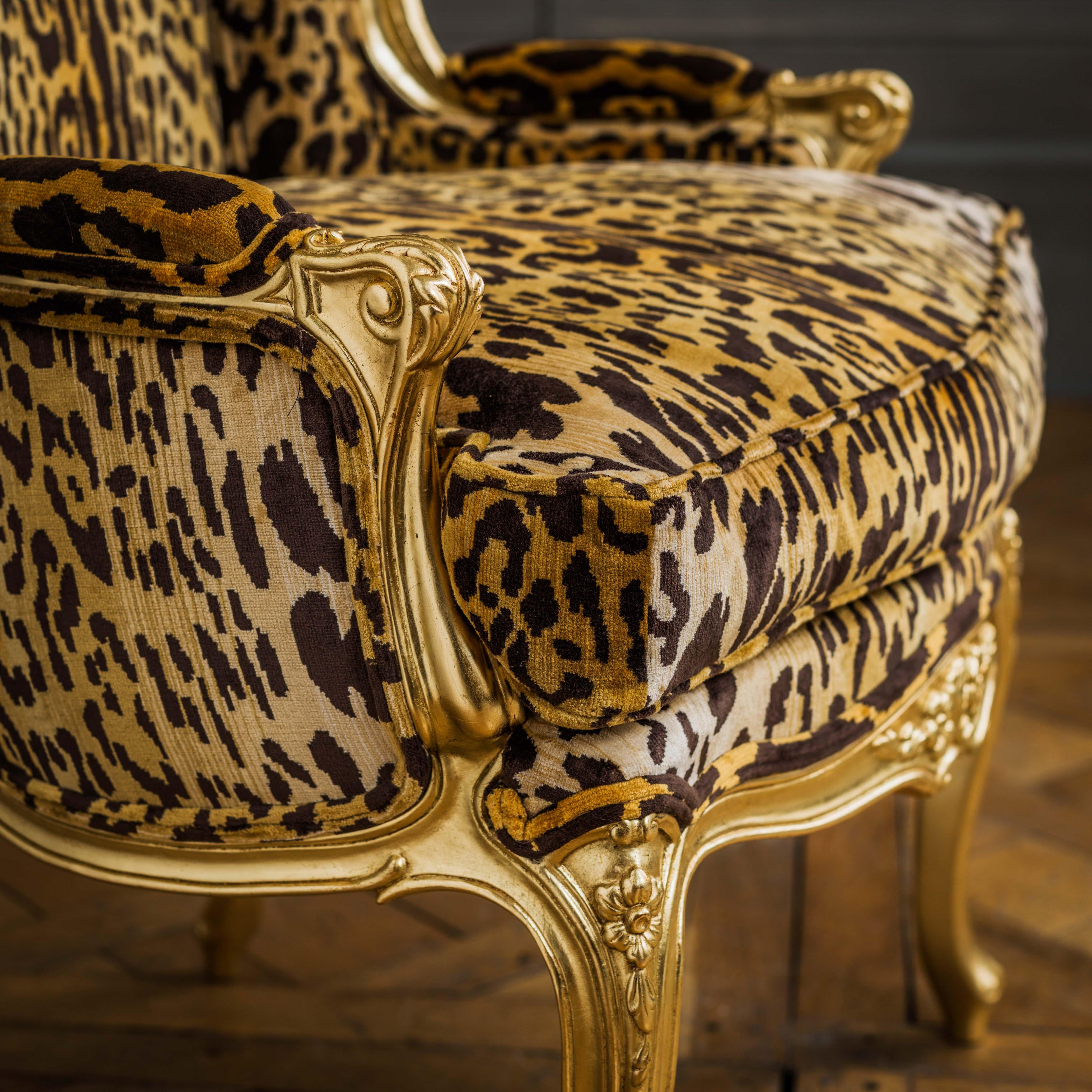 Duchesse Brisse en bois doré de style Louis XV, chaise longue et paire de chaises en vente 5