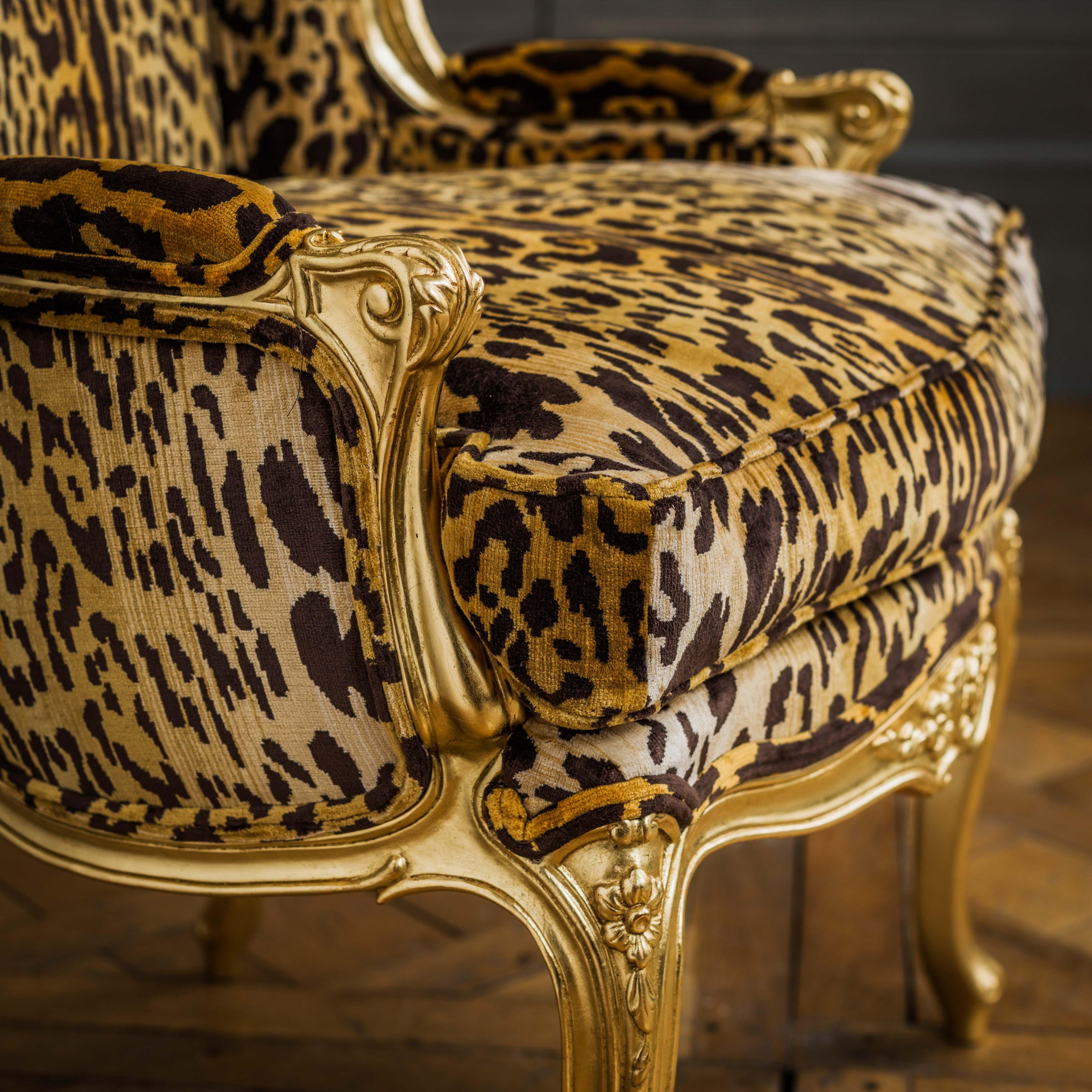 Duchesse Brisse en bois doré de style Louis XV, chaise longue et paire de chaises en vente 4