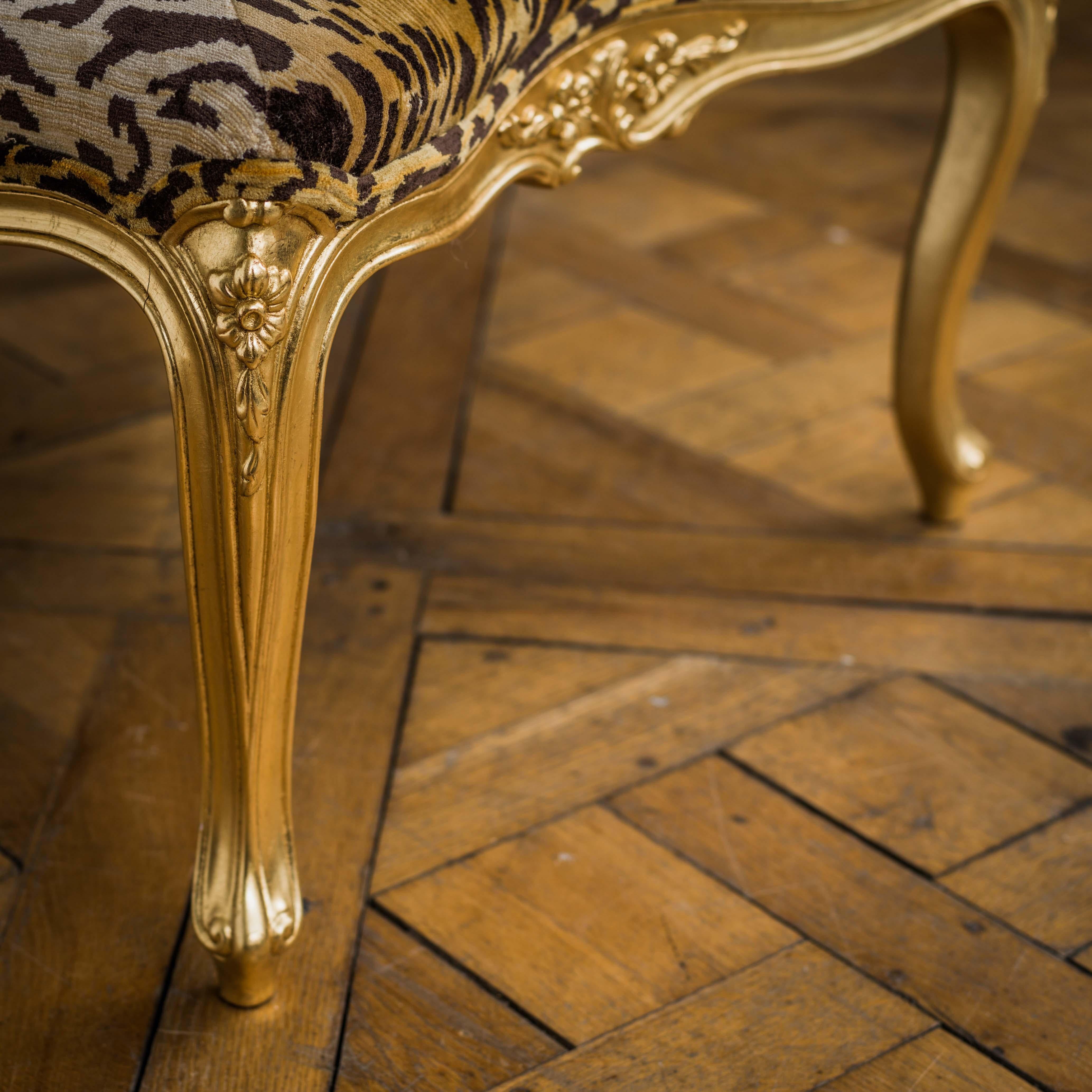 Duchesse Brisse en bois doré de style Louis XV, chaise longue et paire de chaises en vente 6