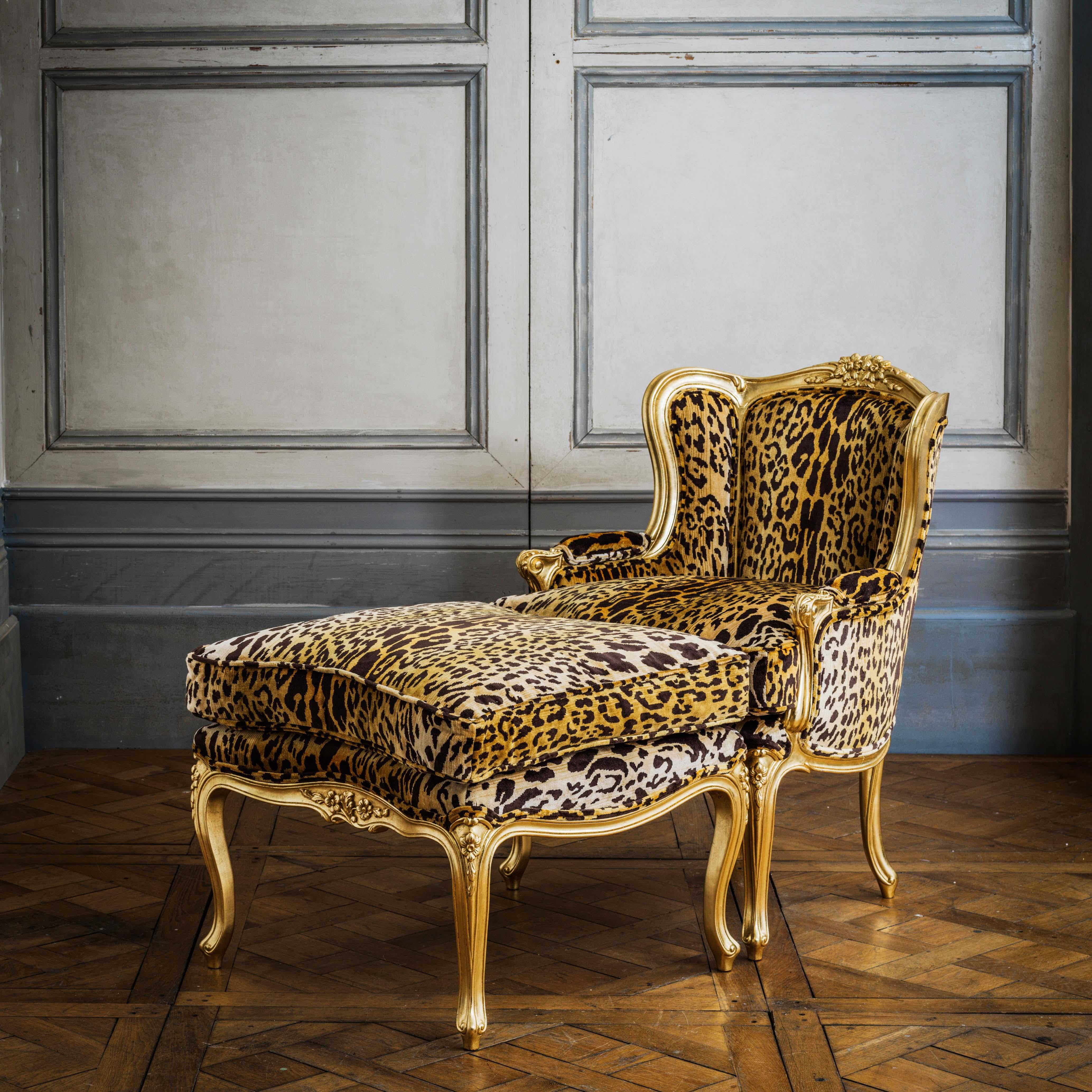 Une Duchesse Brissée Louis XV qui continue à donner car elle peut également être utilisée comme chaise longue ou paire de chaises. Sculpté et fini à la main sur commande. Cette pièce a été garnie en interne d'un imprimé léopard audacieux pour un