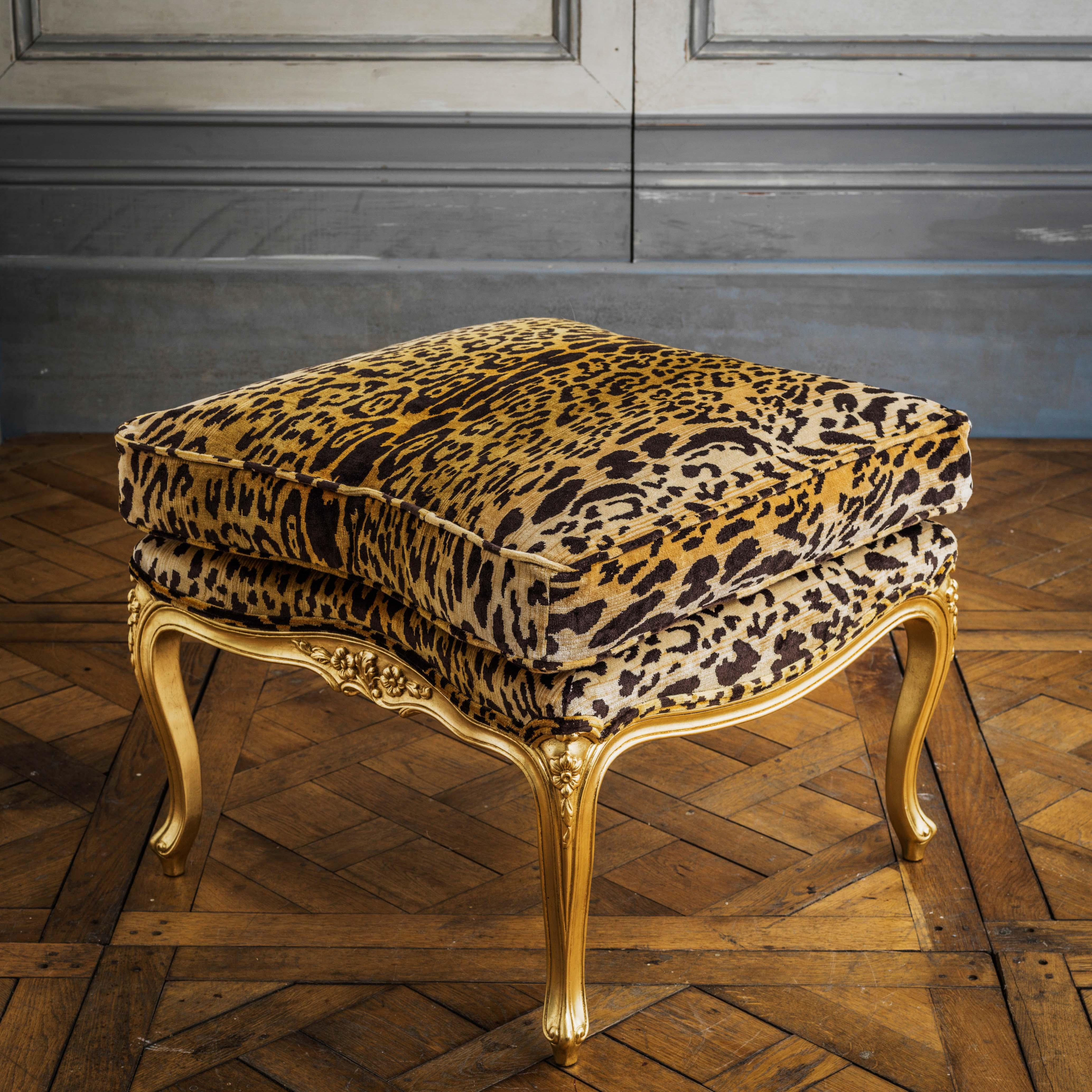 Britannique Duchesse Brisse en bois doré de style Louis XV, chaise longue et paire de chaises en vente