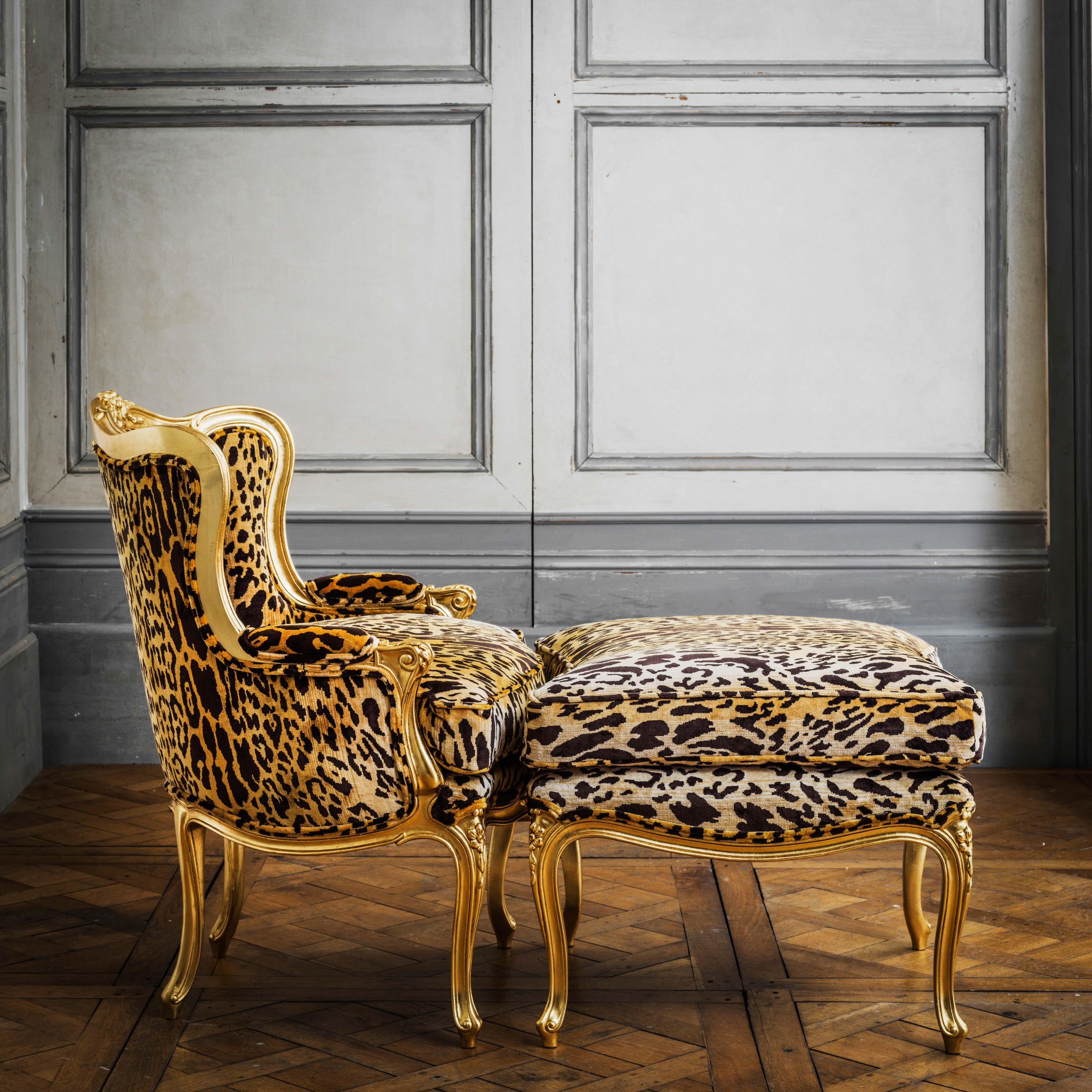 Sculpté à la main Duchesse Brisse en bois doré de style Louis XV, chaise longue et paire de chaises en vente