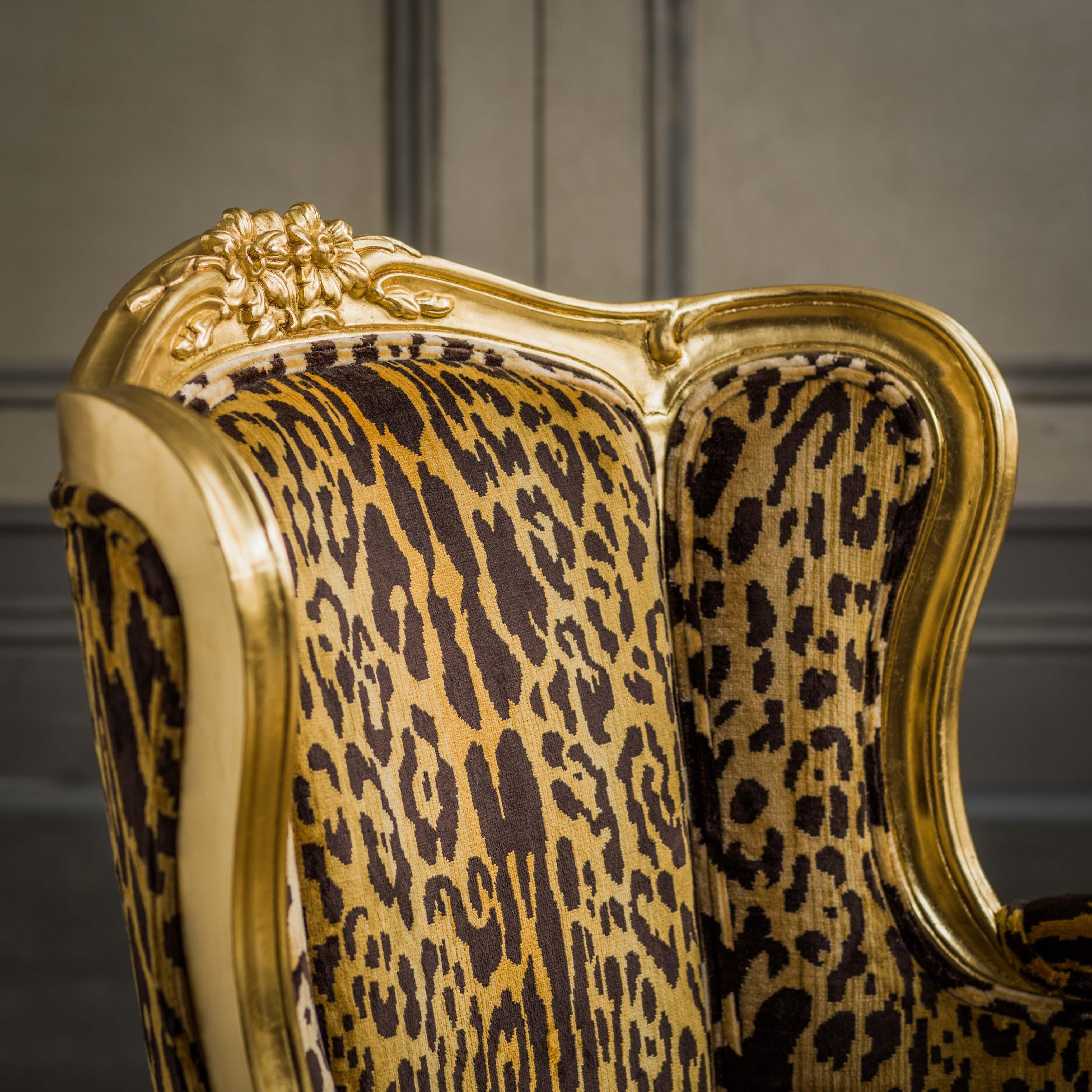 Bois doré Duchesse Brisse en bois doré de style Louis XV, chaise longue et paire de chaises en vente