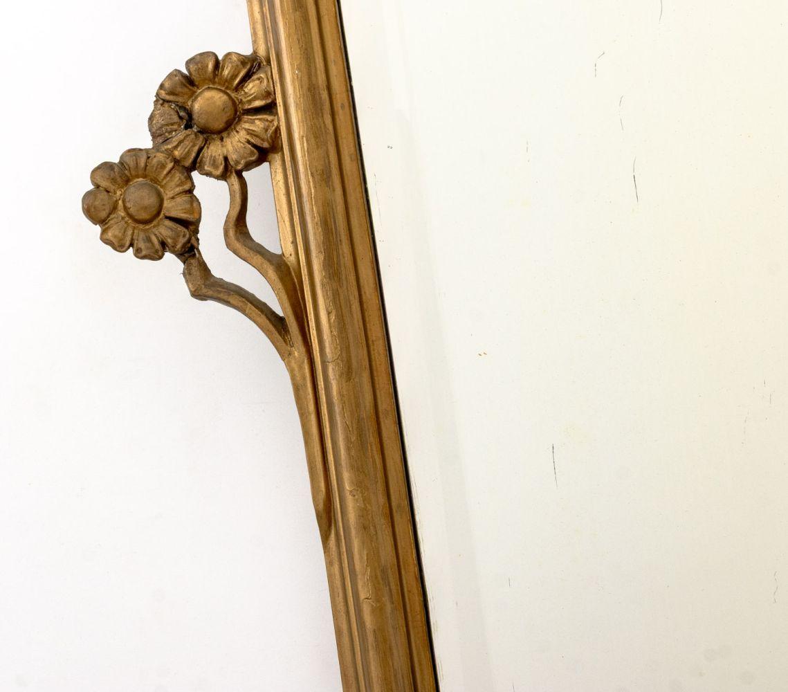 Espejo biselado con marco de madera dorada estilo Luis XV Biselado en venta