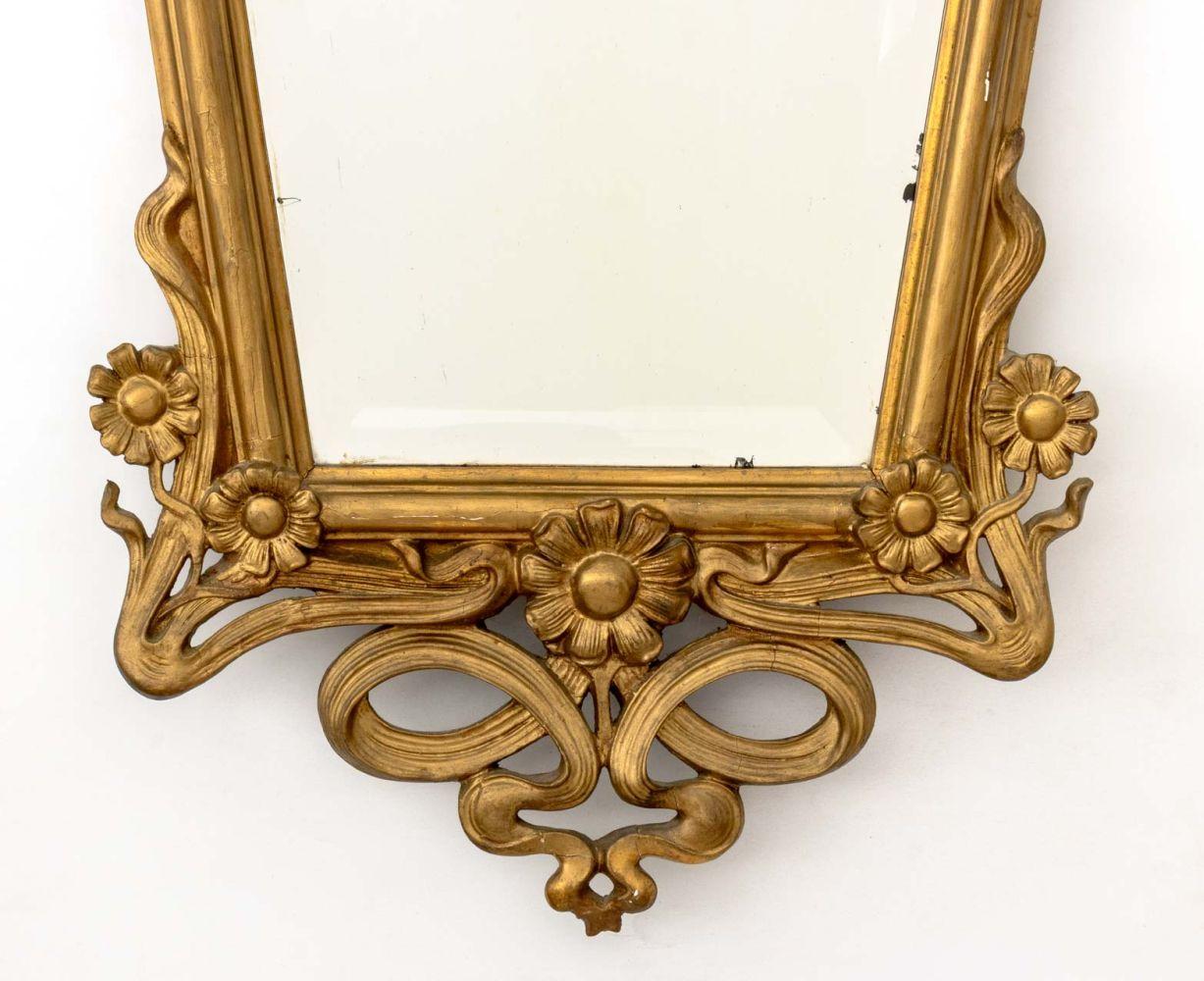 Espejo biselado con marco de madera dorada estilo Luis XV en Bueno estado para la venta en Astoria, NY