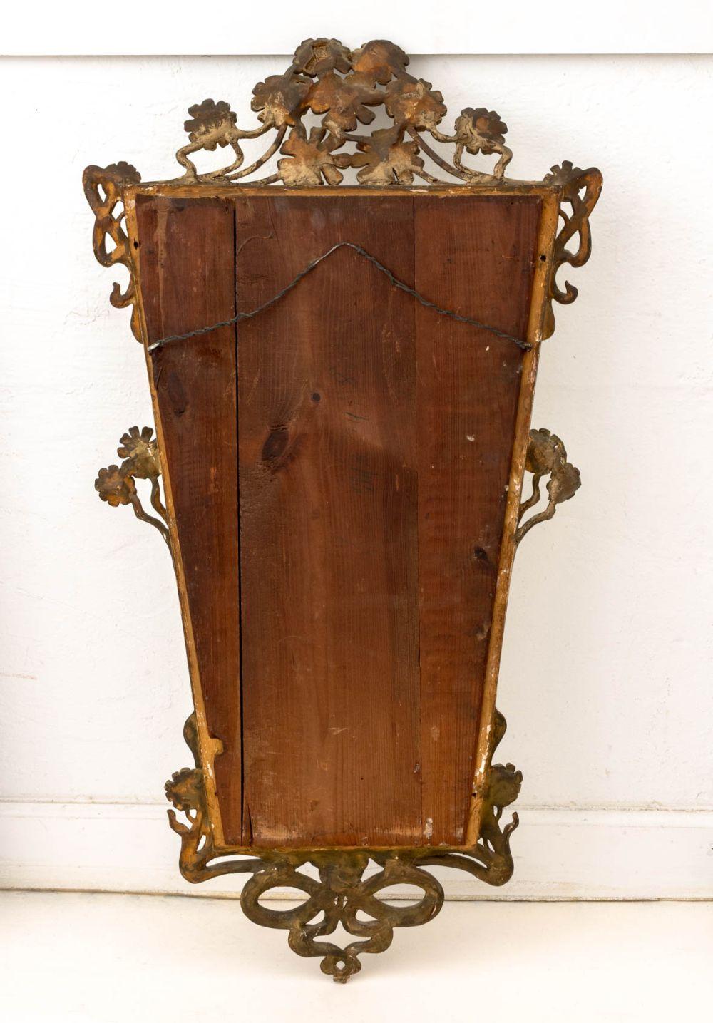 Espejo biselado con marco de madera dorada estilo Luis XV siglo XX en venta