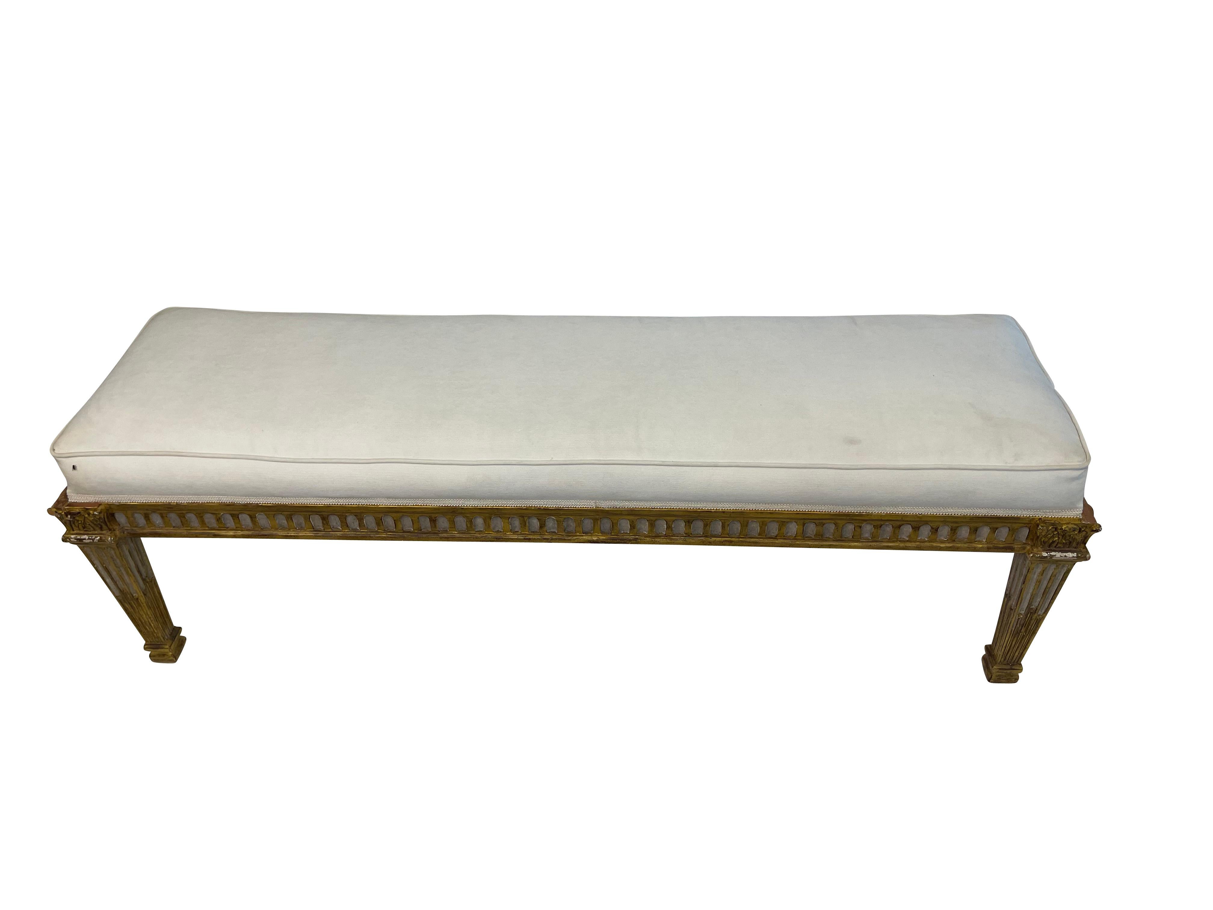 Louis XV Style Giltwood & Grey Painted Bench In Good Condition In Essex, MA