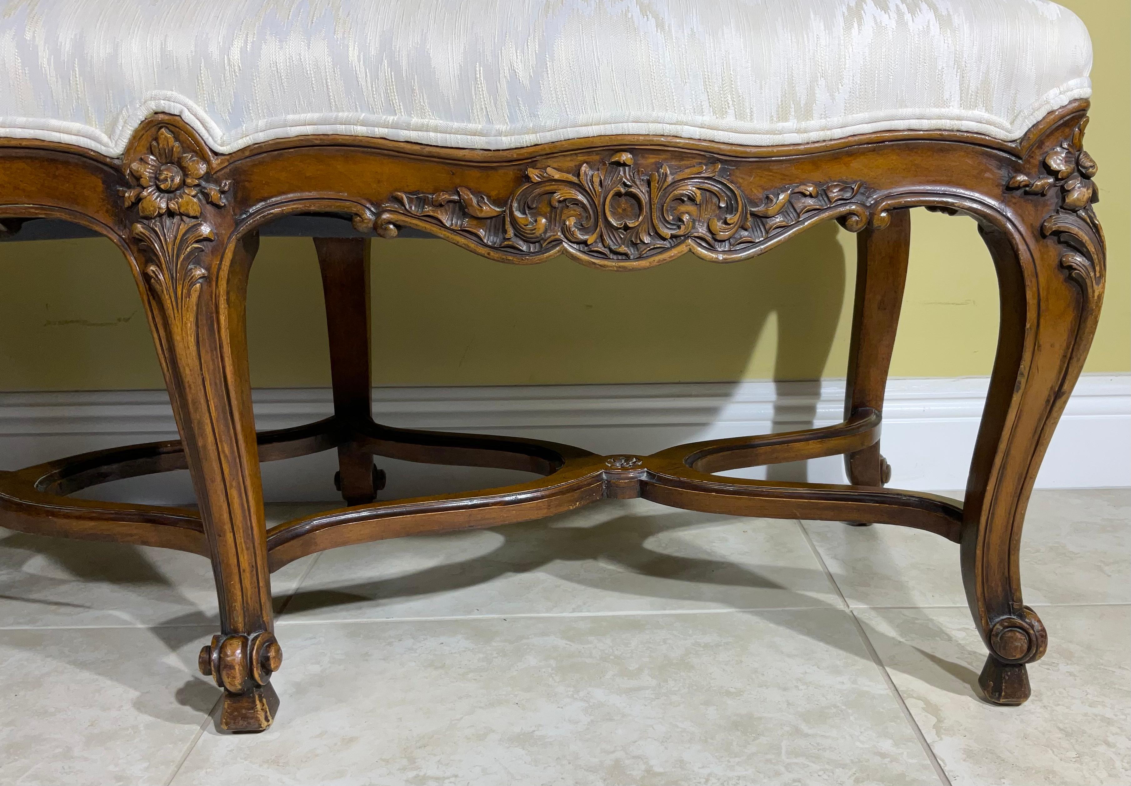 Louis XV Style, Giltwood Long Bench In Good Condition For Sale In Delray Beach, FL