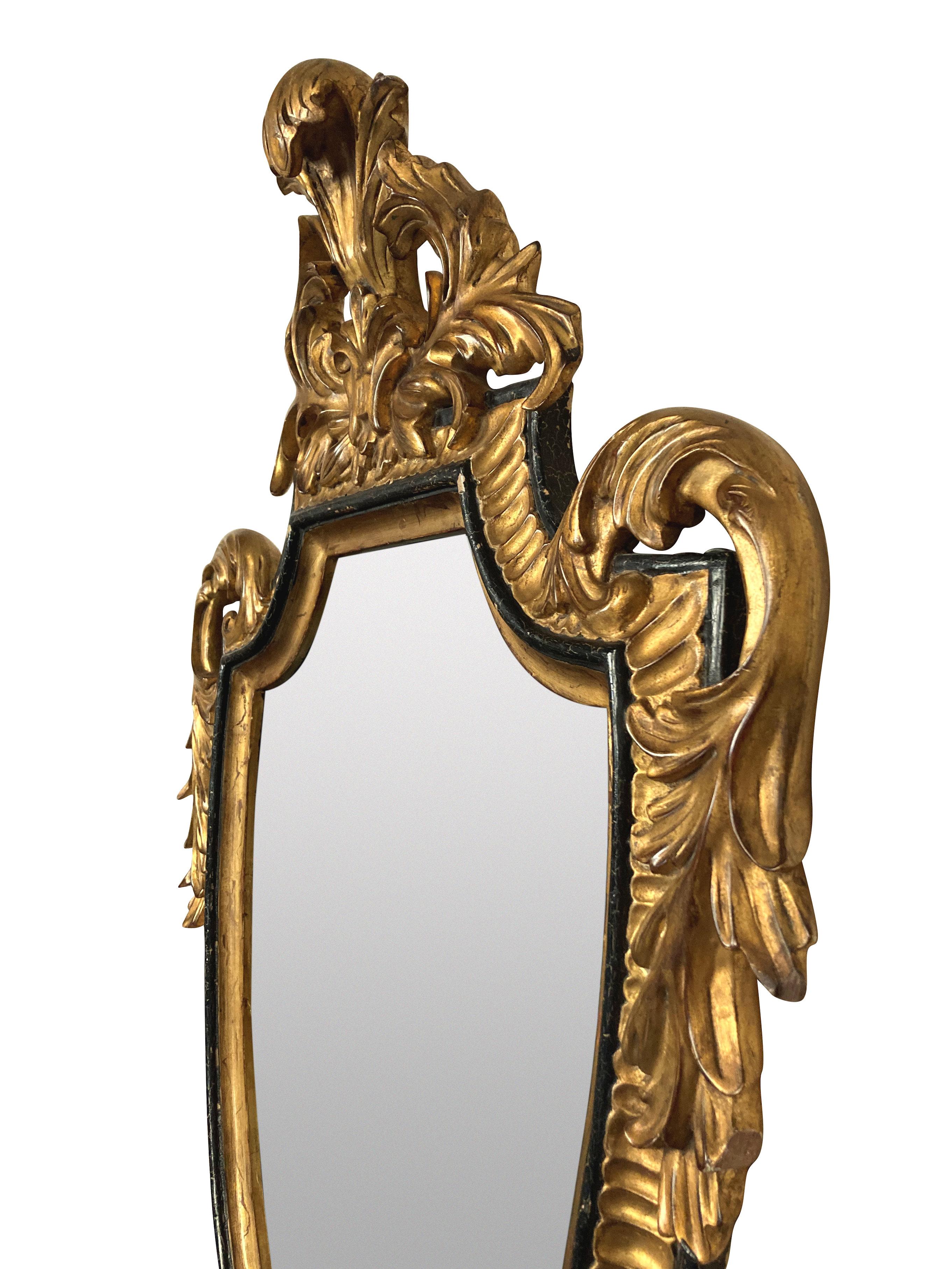 Ein amerikanischer Spiegel im Stil Louis XV aus geschnitztem, vergoldetem Holz und Ebenholz von The Dauphine Mirror Co, West Palm Beach.

