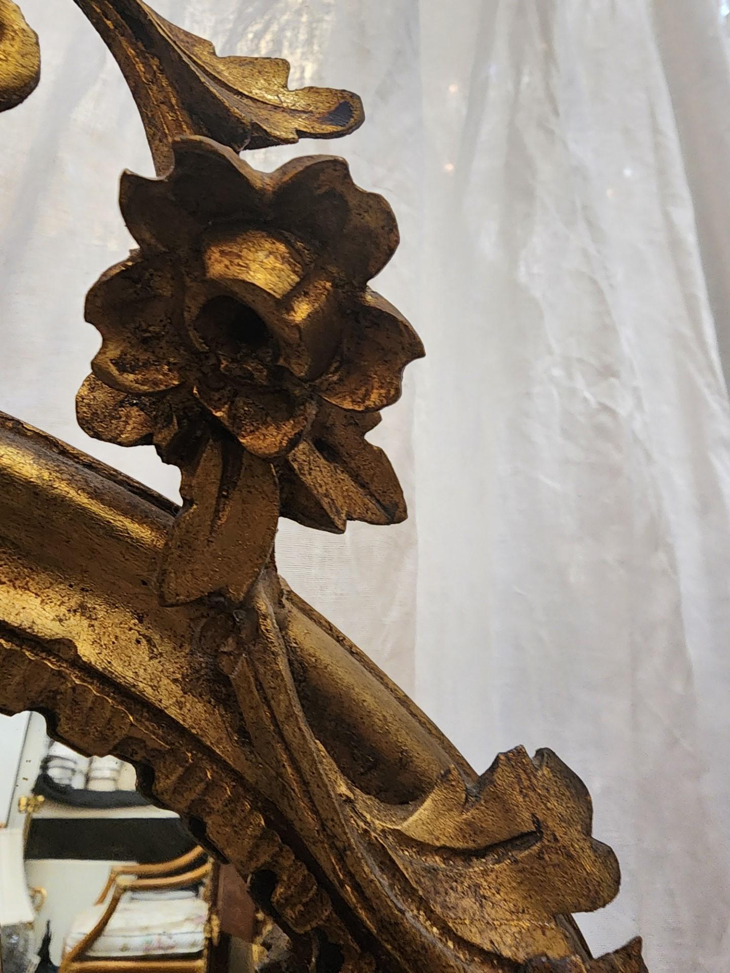 Miroir à volutes de style Louis XV en bois doré  Bon état - En vente à Dallas, TX