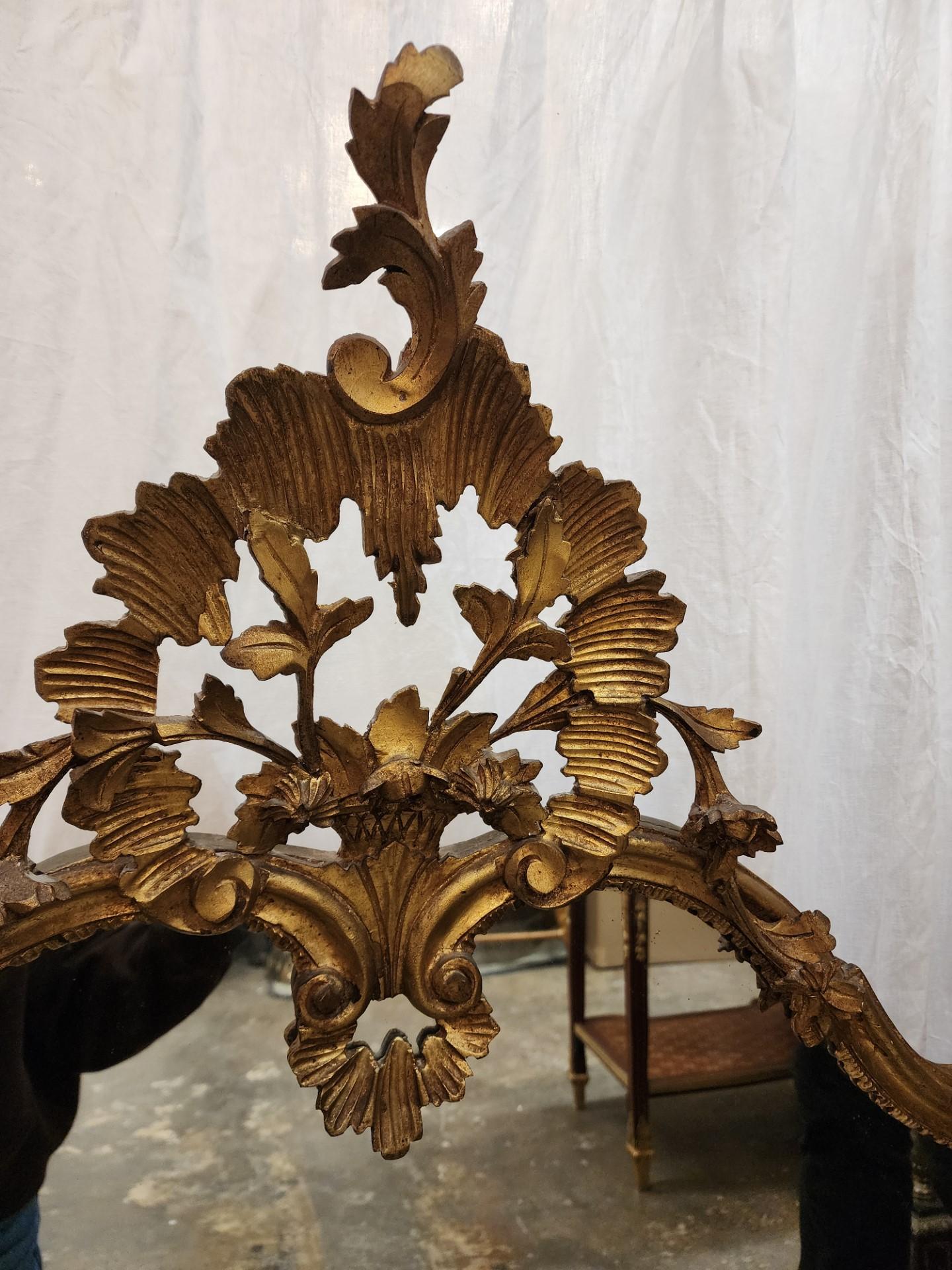 XIXe siècle Miroir à volutes de style Louis XV en bois doré  en vente