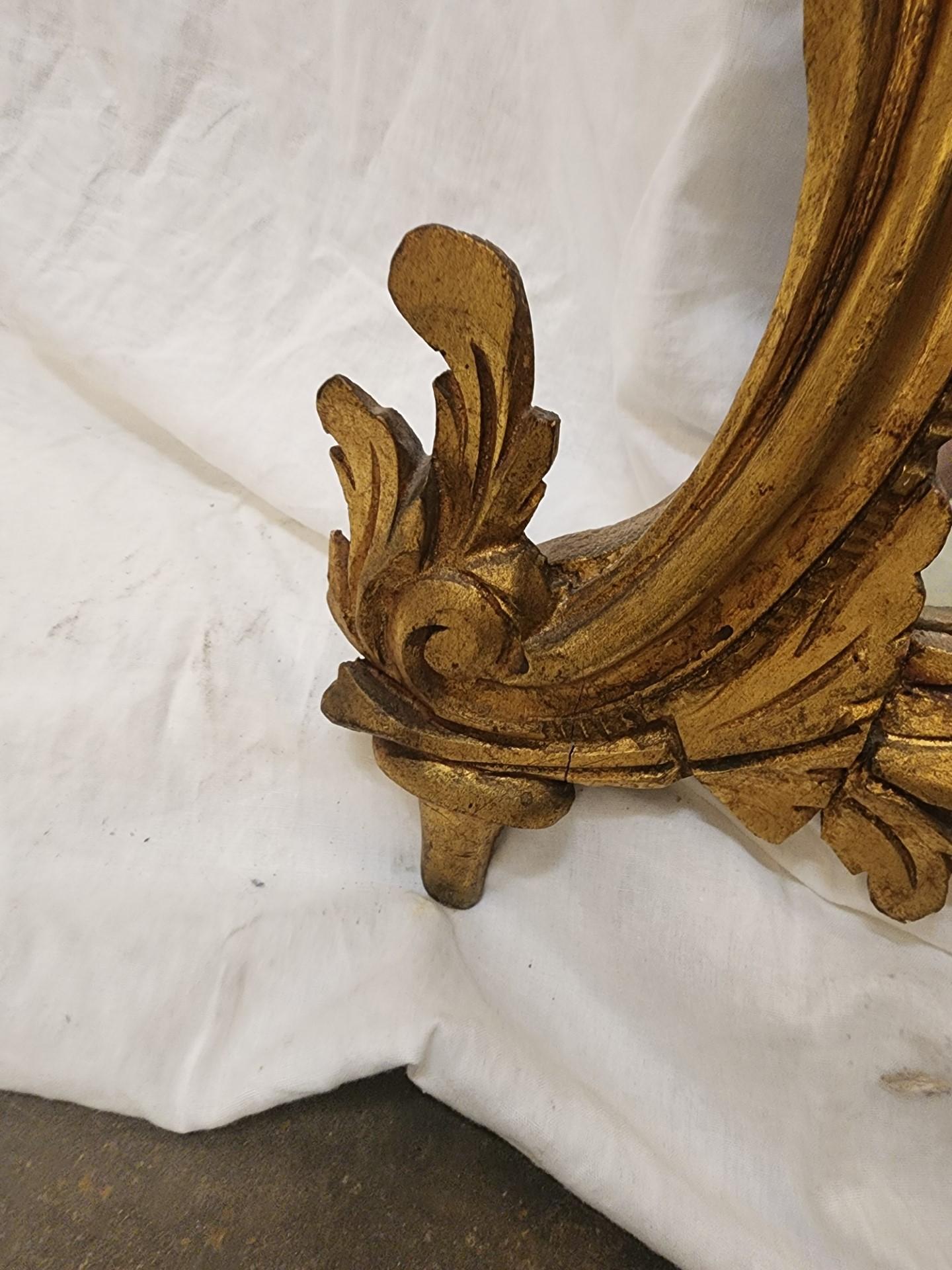 Bois doré Miroir à volutes de style Louis XV en bois doré  en vente