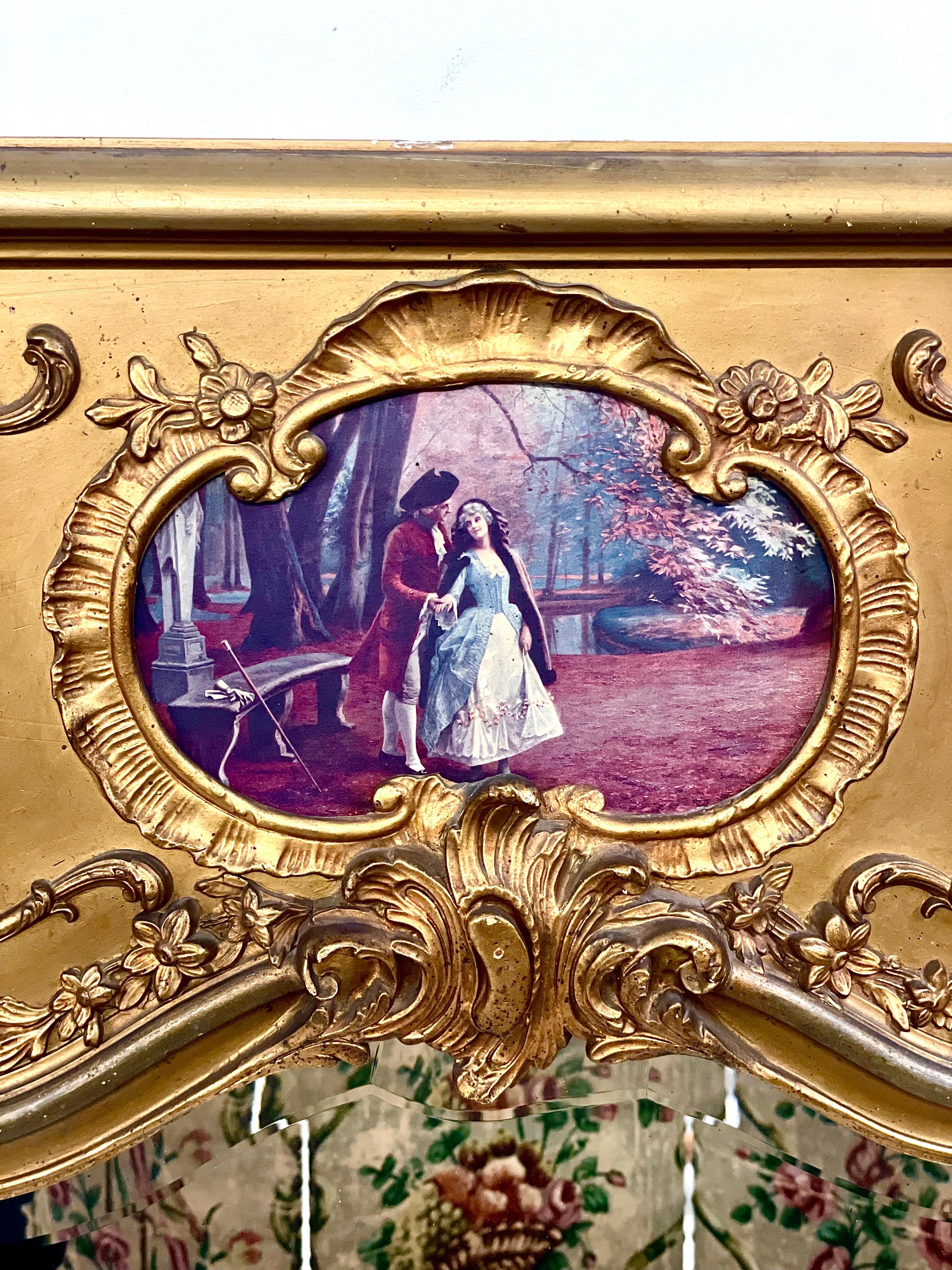 Ein beeindruckender und sehr hübscher Trumeau-Spiegel im Stil Ludwigs XV. aus vergoldetem Holz und Stuck im Rokoko-Stil, der im oberen Teil eine Reproduktion einer romantischen Szene mit zwei Liebenden in einer stilisierten Waldlandschaft zeigt. Das