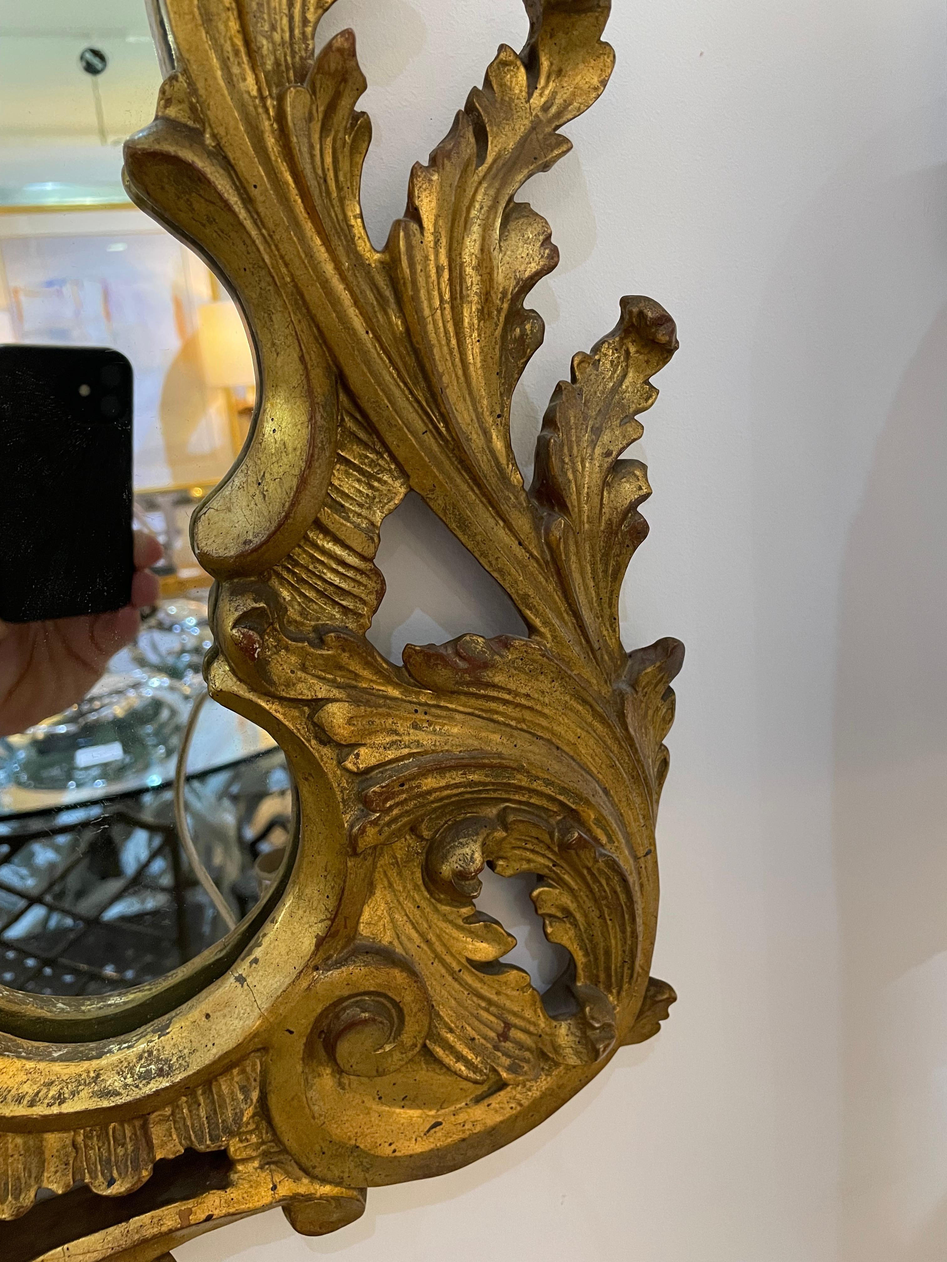 Espejo de pared de madera dorada estilo Luis XV en venta 8