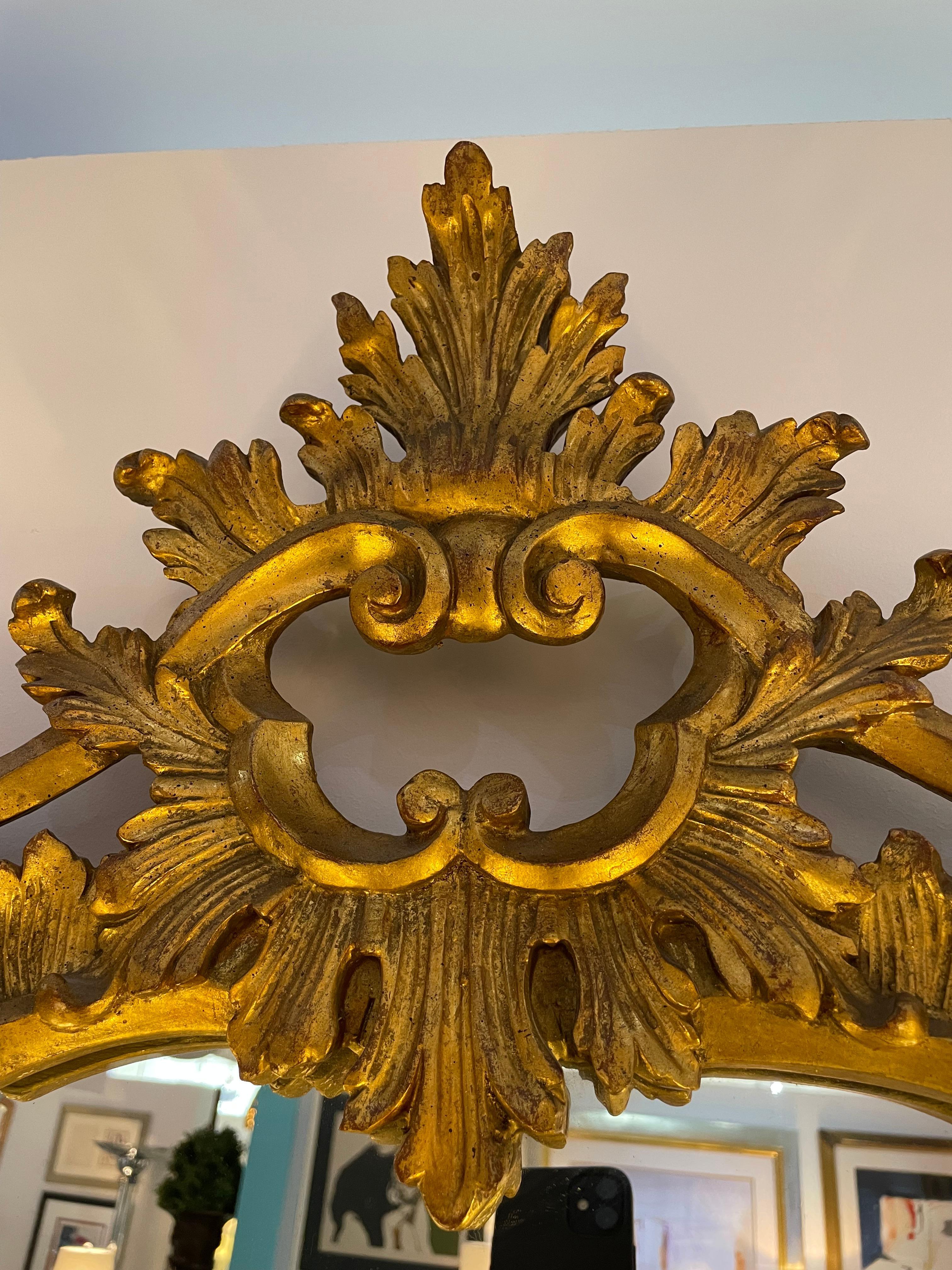 Cet élégant et chic miroir de style Louis XV, sculpté à la main, date des années 1930 et a été créé en Italie.   

Note : Le cadre est fini dans une finition or antique et une parcelle dorée.

Note : Il semble y avoir une ancienne restauration de