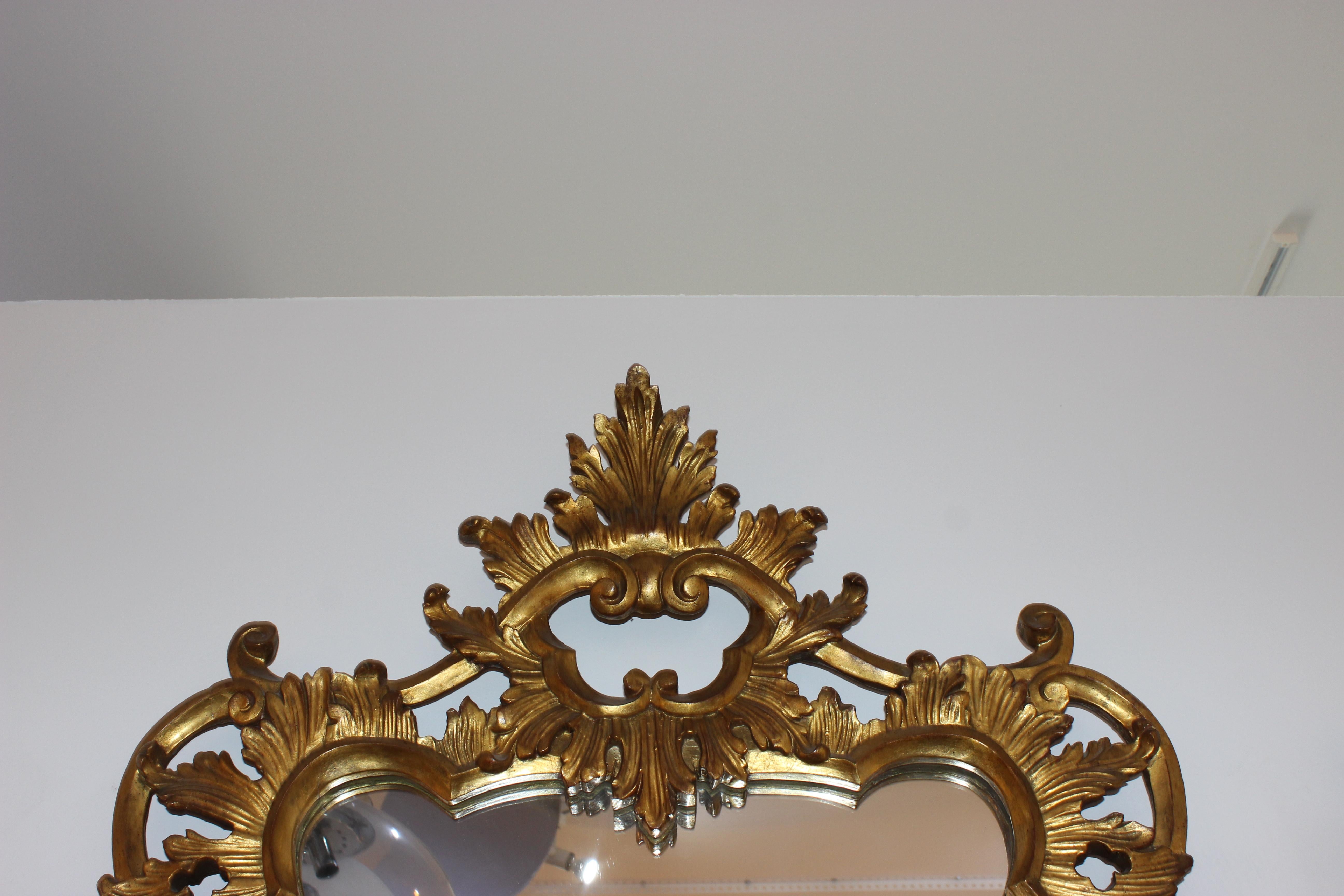 Sculpté à la main Miroir Mural en Bois Doré de Style Louis XV en vente