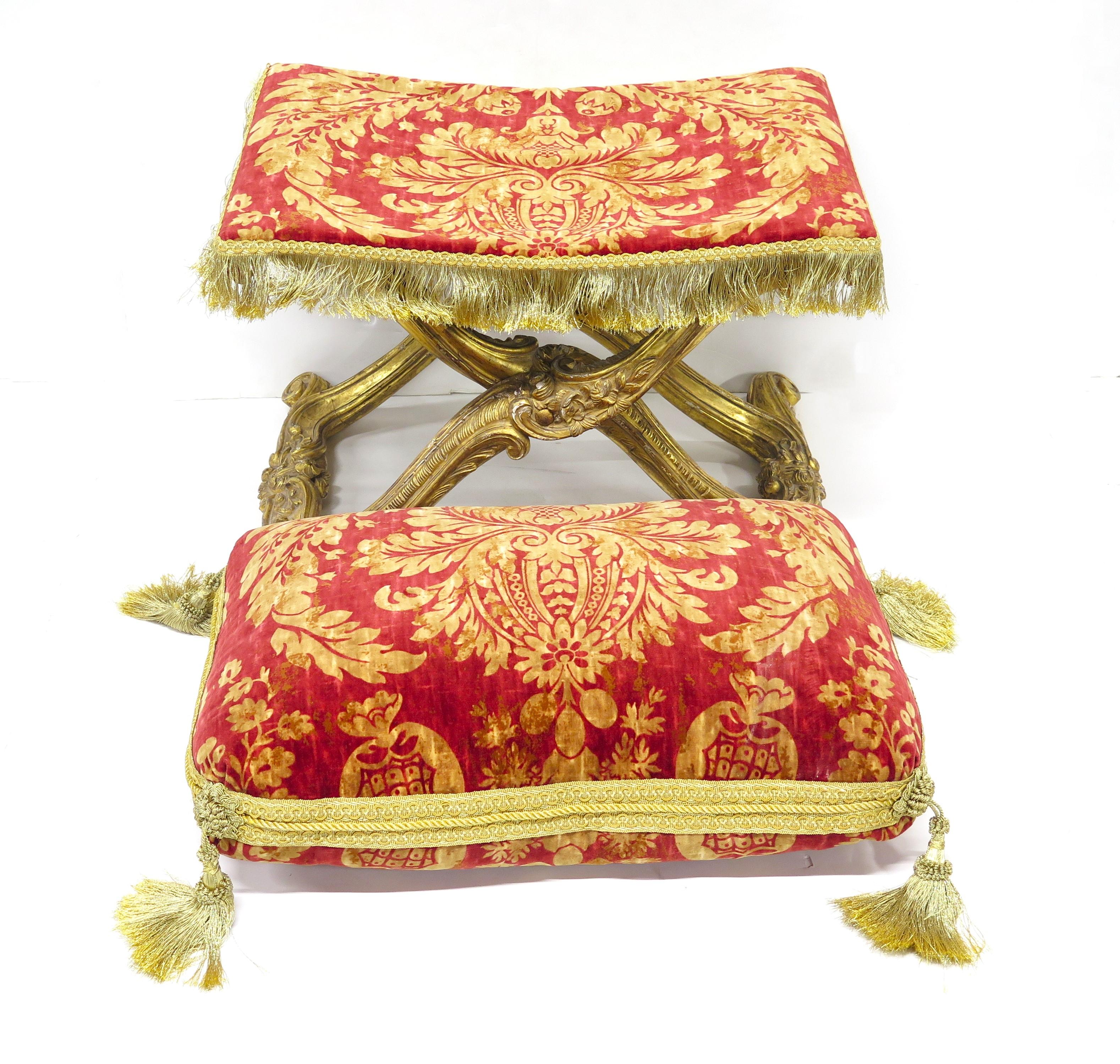 X-förmiger klappbarer Hocker / Curule-Sitz aus vergoldetem Holz im Louis XV.-Stil im Zustand „Gut“ im Angebot in Dallas, TX