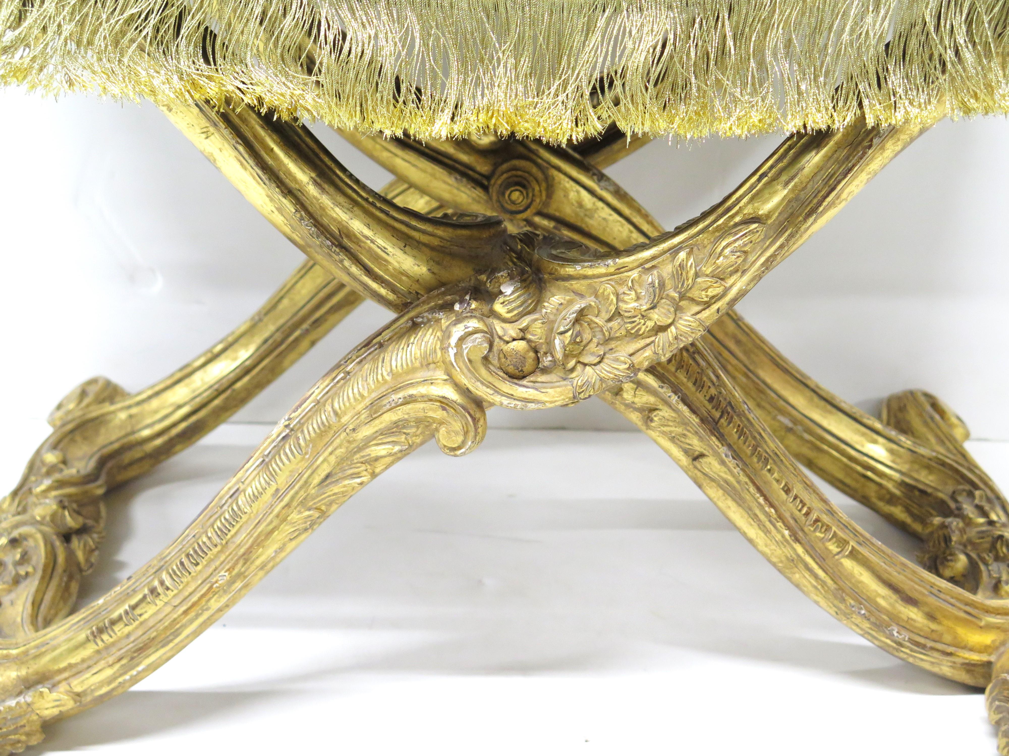 X-förmiger klappbarer Hocker / Curule-Sitz aus vergoldetem Holz im Louis XV.-Stil (20. Jahrhundert) im Angebot